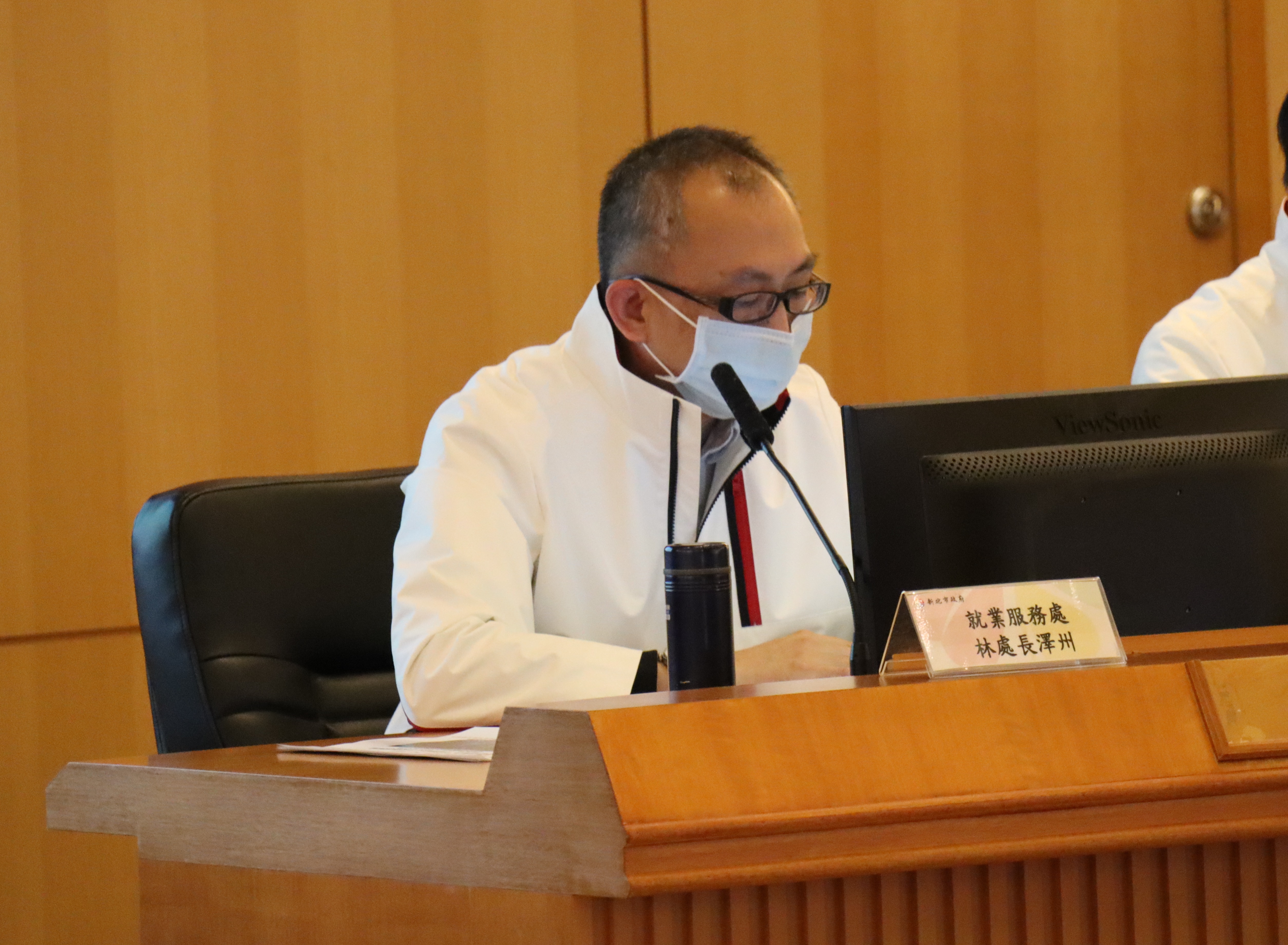 就服處處長以新北就服全力出擊為主題進行市政會議簡報