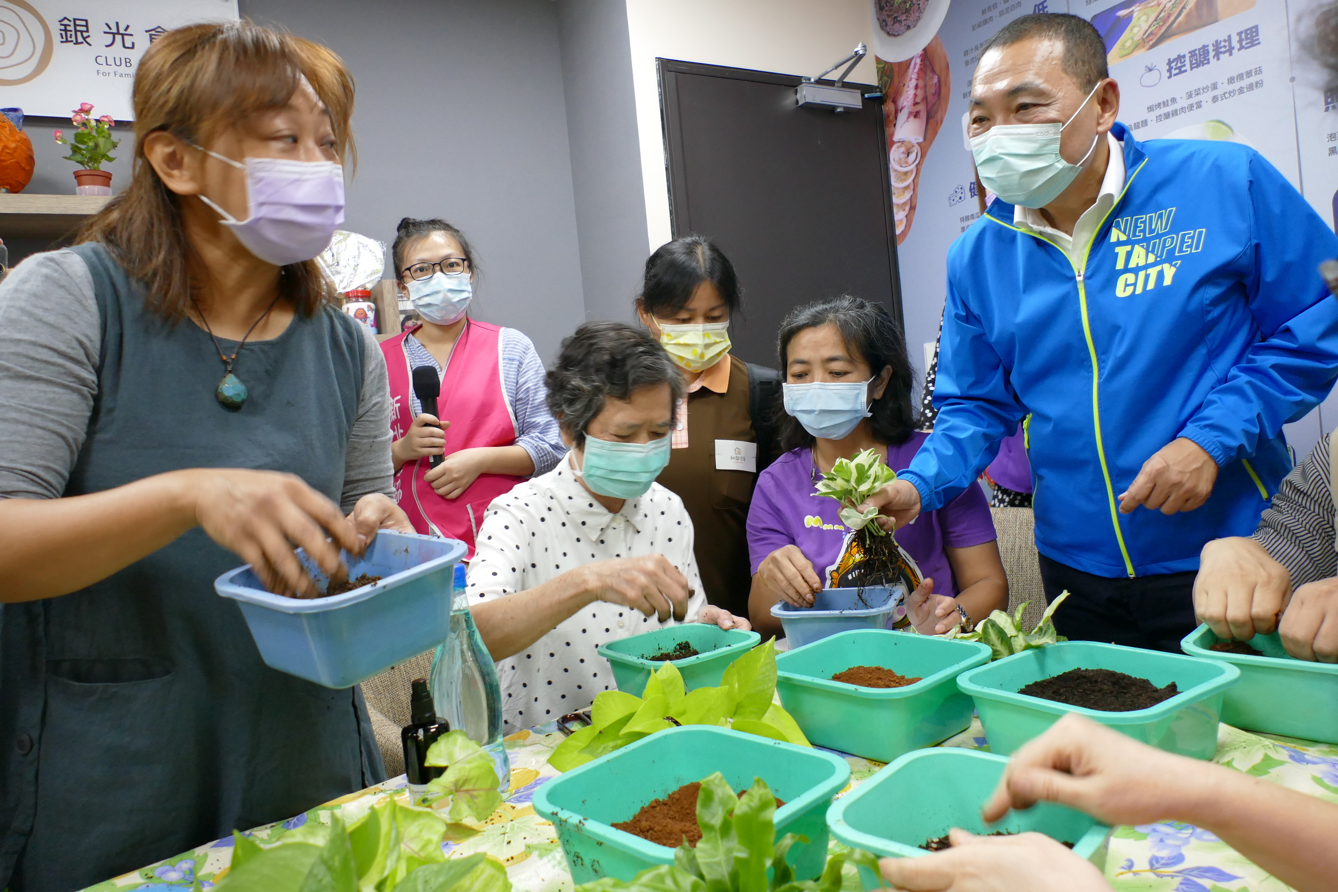 侯友宜市長體驗照顧者舒壓課程