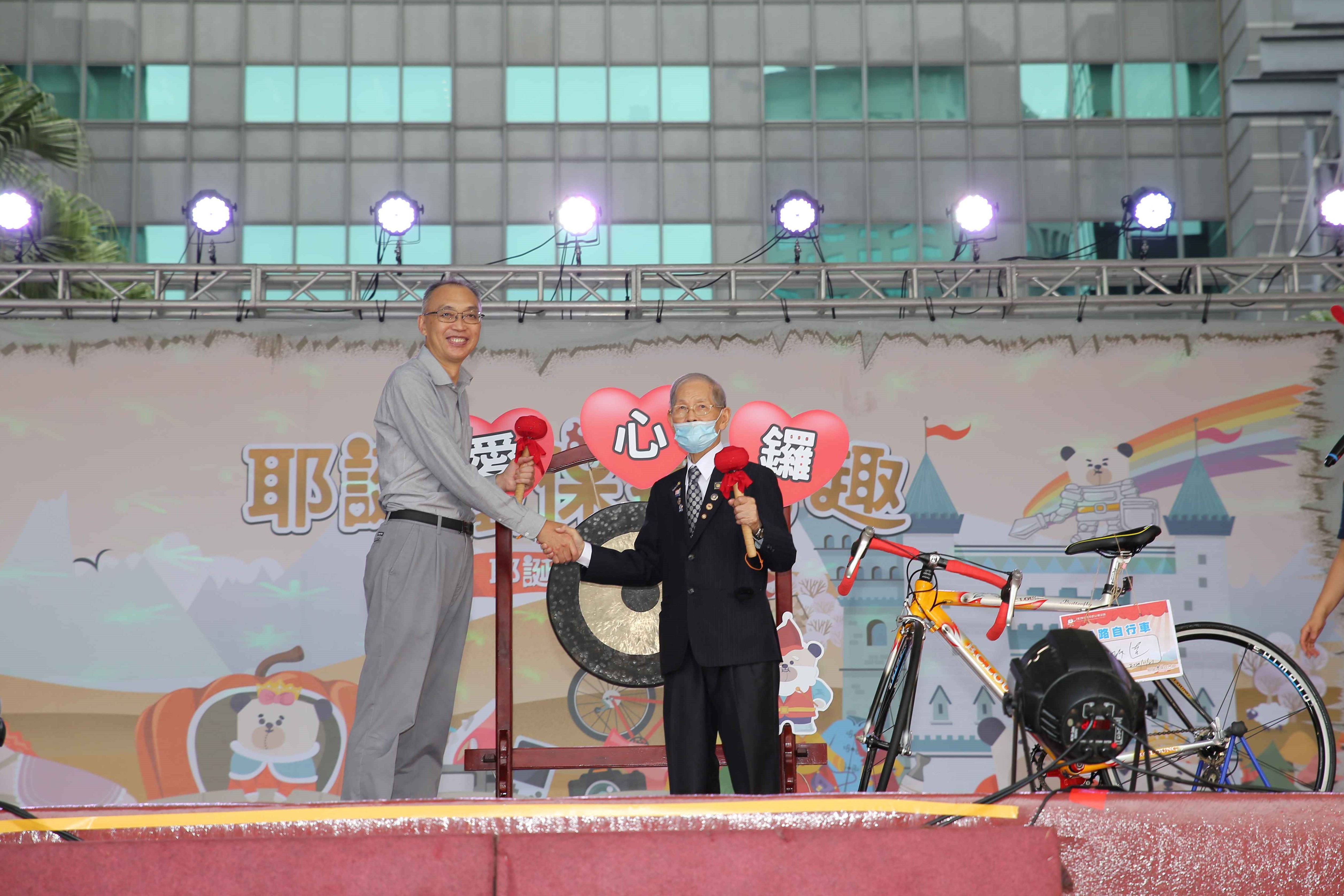謝政達副市長現場拍賣由清潔隊整理的二手公路腳踏車，最後由扶輪社黃火木先生以1萬7000元得標