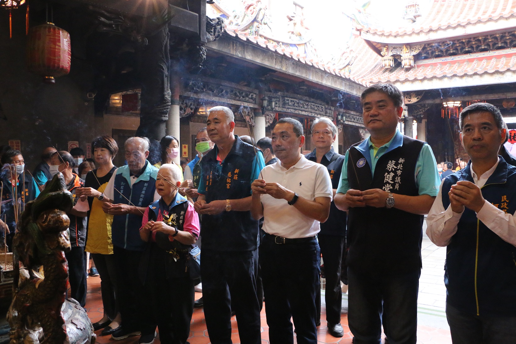 市長侯友宜(右三)、文化局局長龔雅雯(右七)、民政局局長柯慶忠(右一)及與會的貴賓至新莊慈祐宮參拜，祈求國泰民安