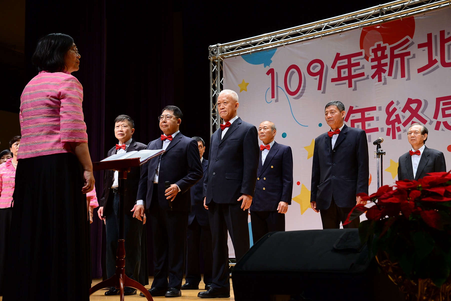 「愛心三五六藝文關懷協會」為大家帶來丟丟銅仔、明天會更好大合唱