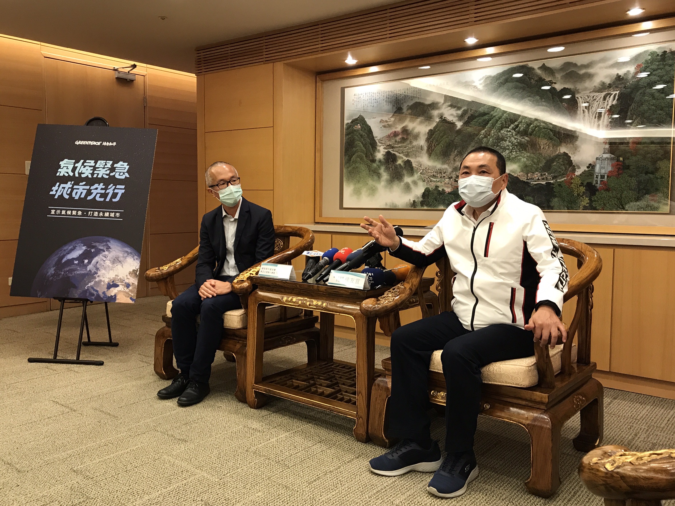侯市長及綠色和平東亞分部執行總監施鵬翔（右）進行氣候緊急議題交流.jpg
