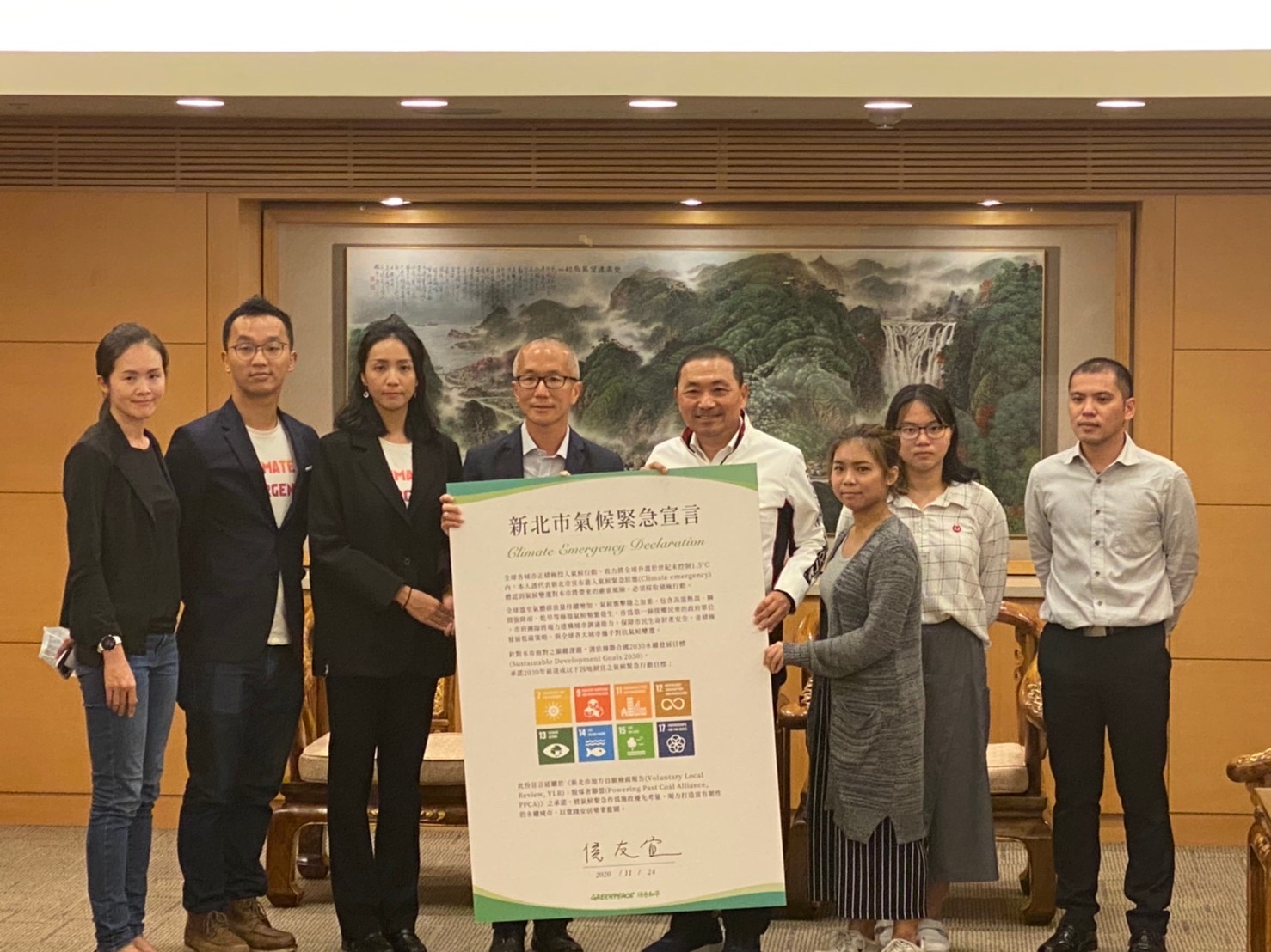 新北市長侯友宜在綠色和平及台灣青年氣候聯盟成員見證下簽署氣候緊急宣言.jpg