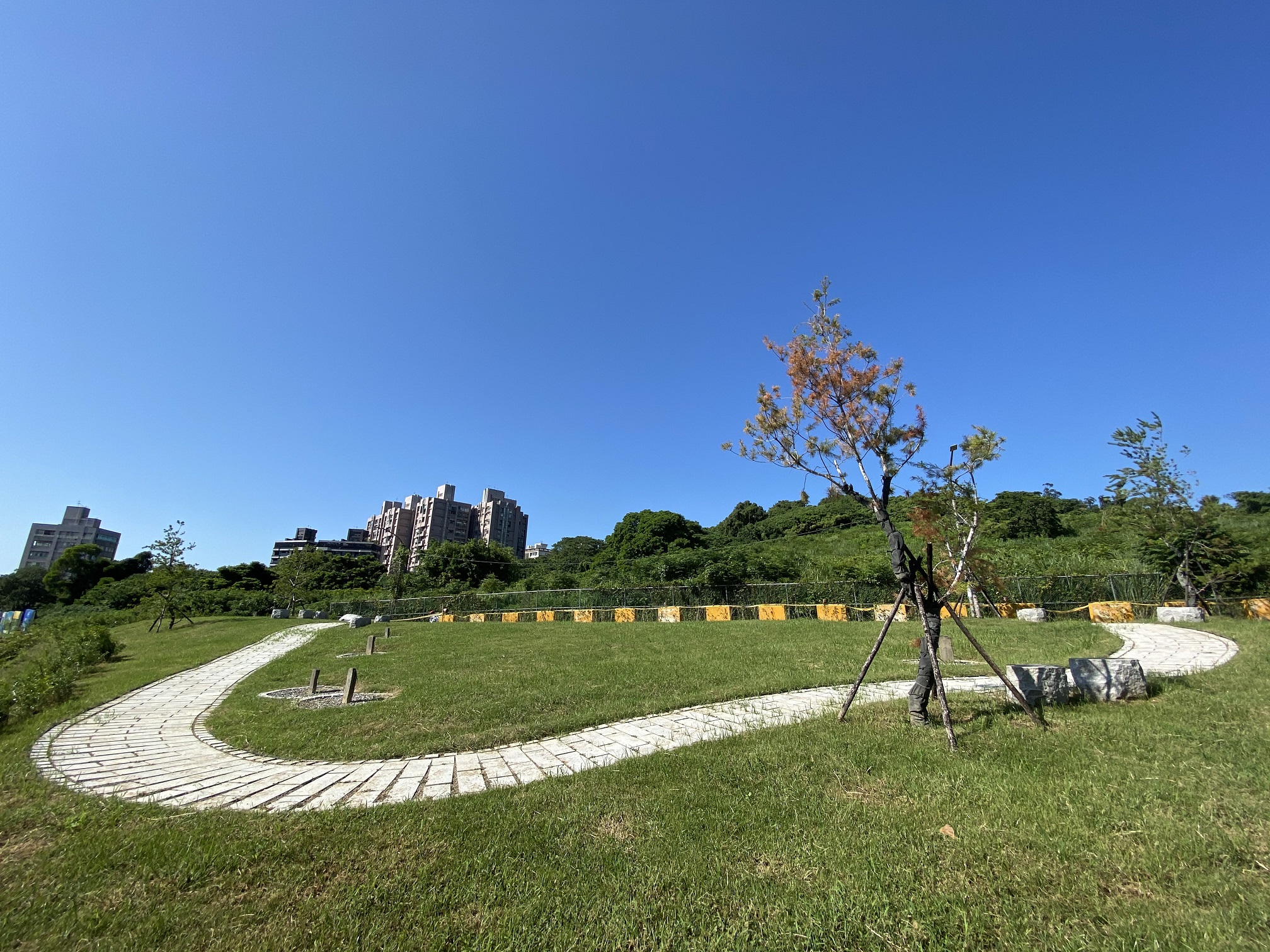 「湖南勇古蹟園」內有清湖南兵勇古墓六座、觀音山石墓碑六方。
