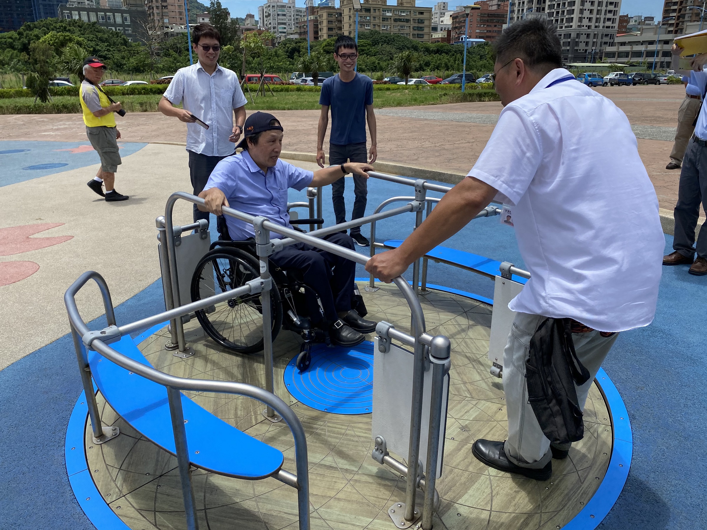 通用設計必須來自於無障礙設計，是為了考量每一類型的身心障礙者，以及一般人或短期行動不便時皆可使用的設計概念。.