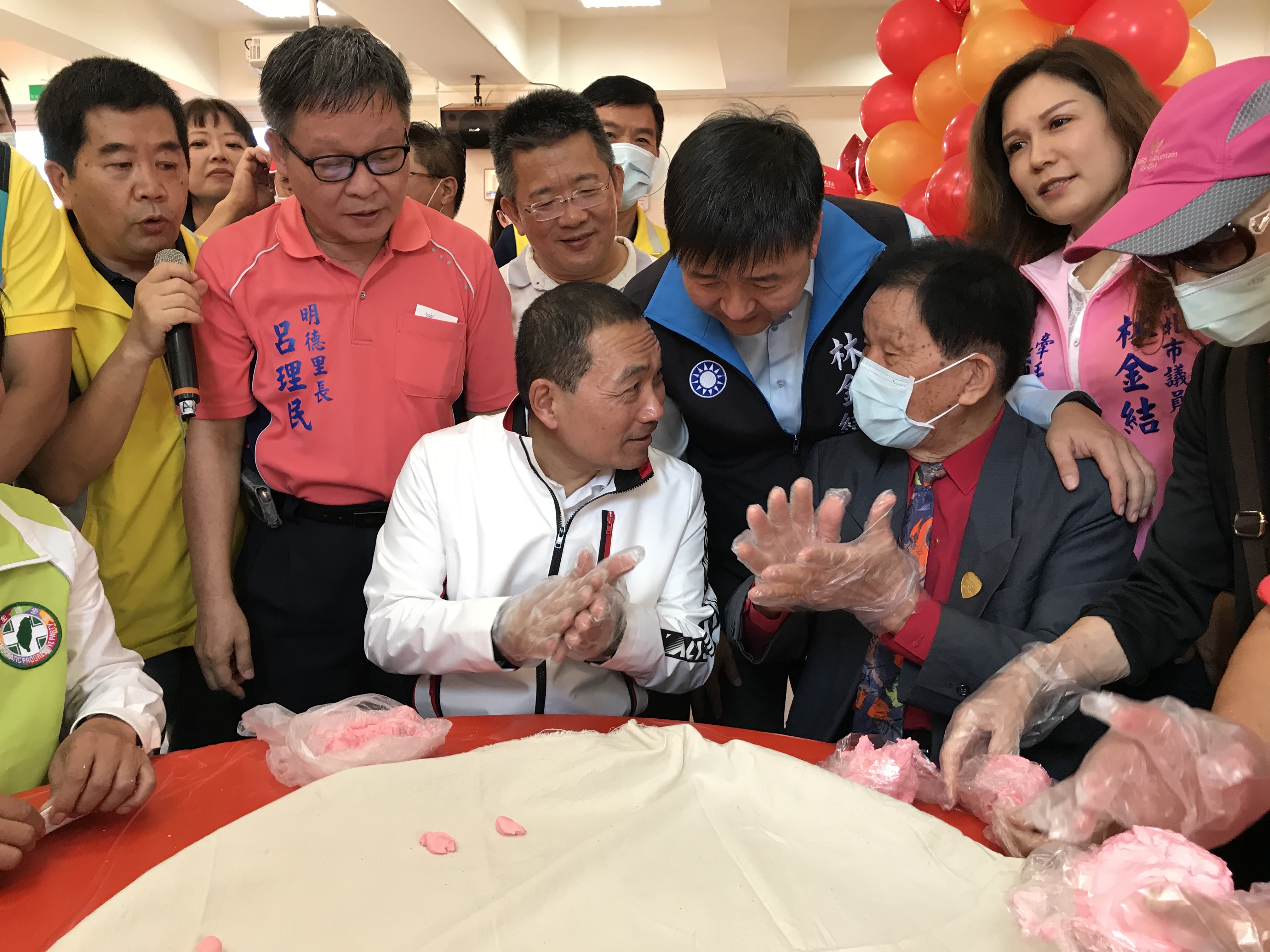 侯友宜市長與長輩互動熱絡一同湯圓歡慶活動中心啟用。