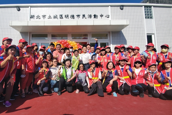 土城區明德市民活動中心今(26)日上午舉行落成啟用典禮，新北市長侯友宜親自出席揭牌