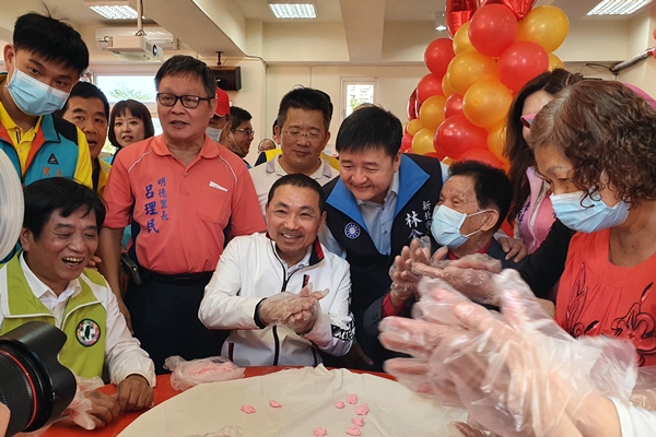 新北市長侯友宜親自出席揭牌，與在場銀髮俱樂部的長輩們一同搓湯圓，感受入新厝的喜悅