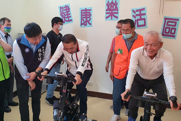 長輩們在明德市民活動中心可以騎腳踏車運動