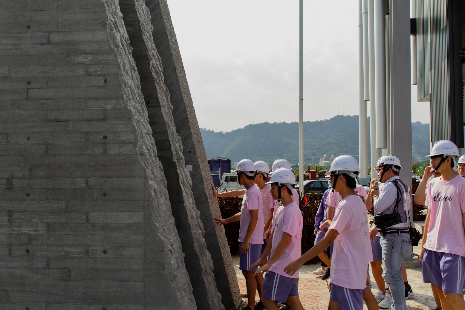 三民高中學生觸摸美術館建築模
