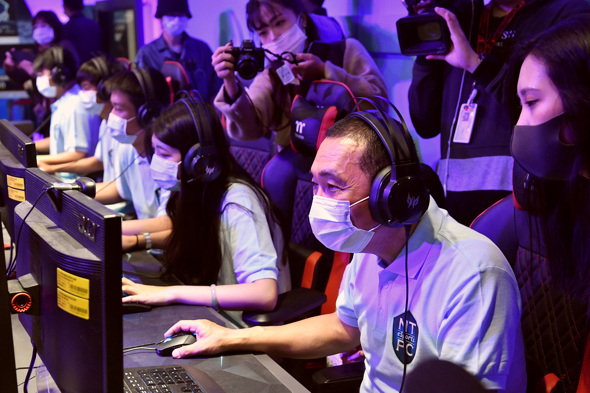 產官學合作成立新北電競聯盟，侯友宜市長與技職生組隊打LOL。