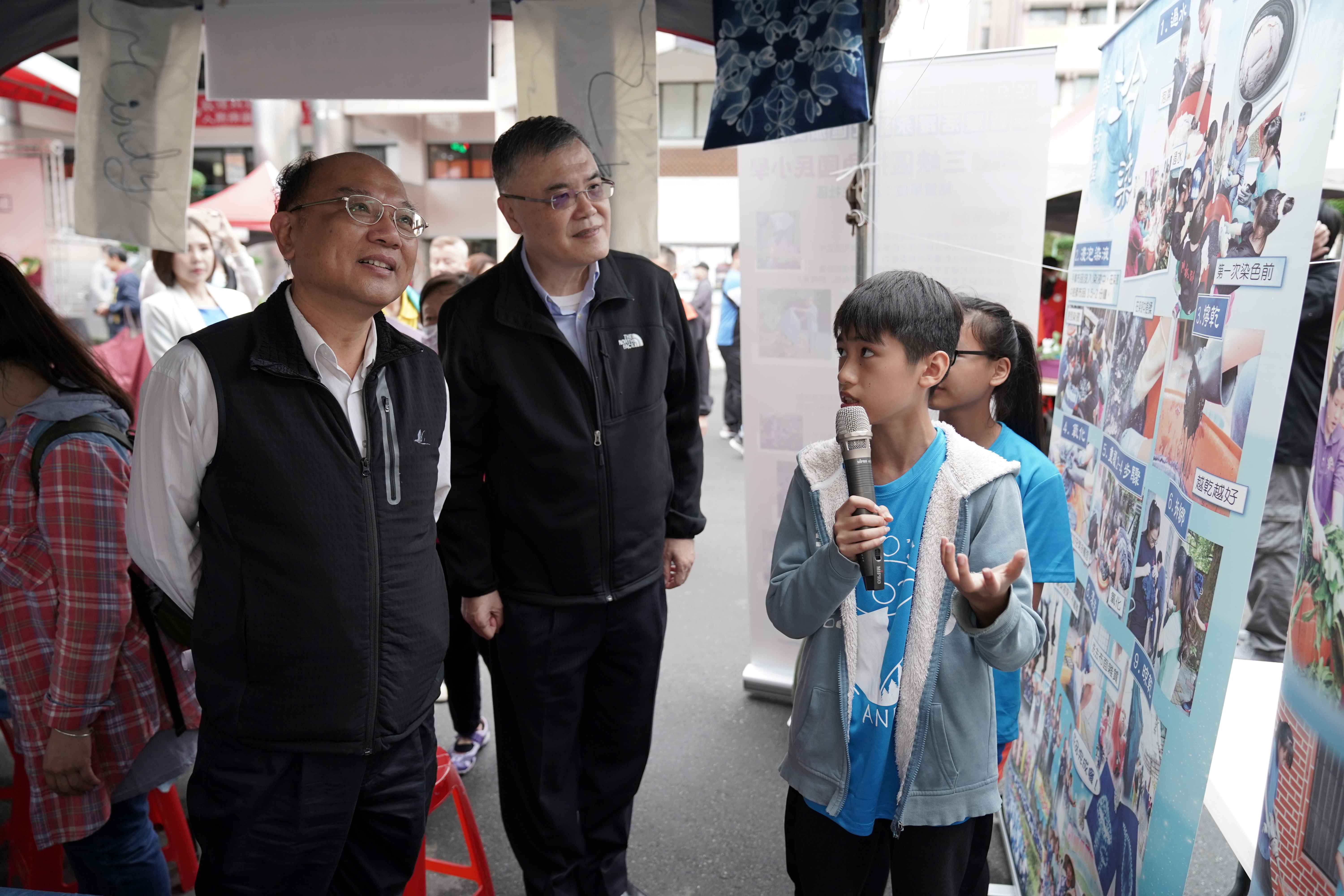 插角國小學生成果發表並與新北環保局張旭彰副局長及致理科大張立主秘交流討論