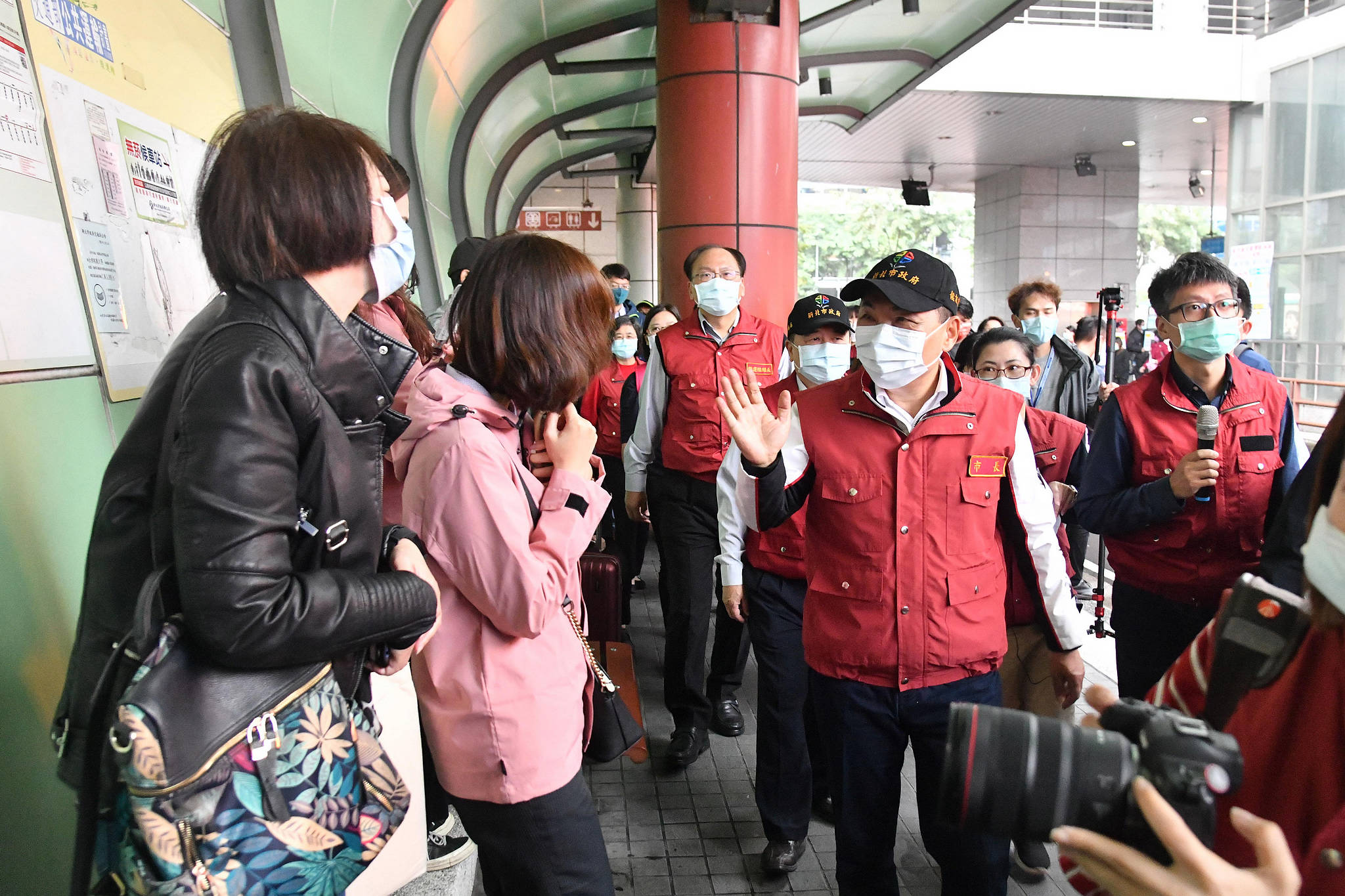 出入八大類場所應佩戴口罩，經勸導不聽者依法開罰