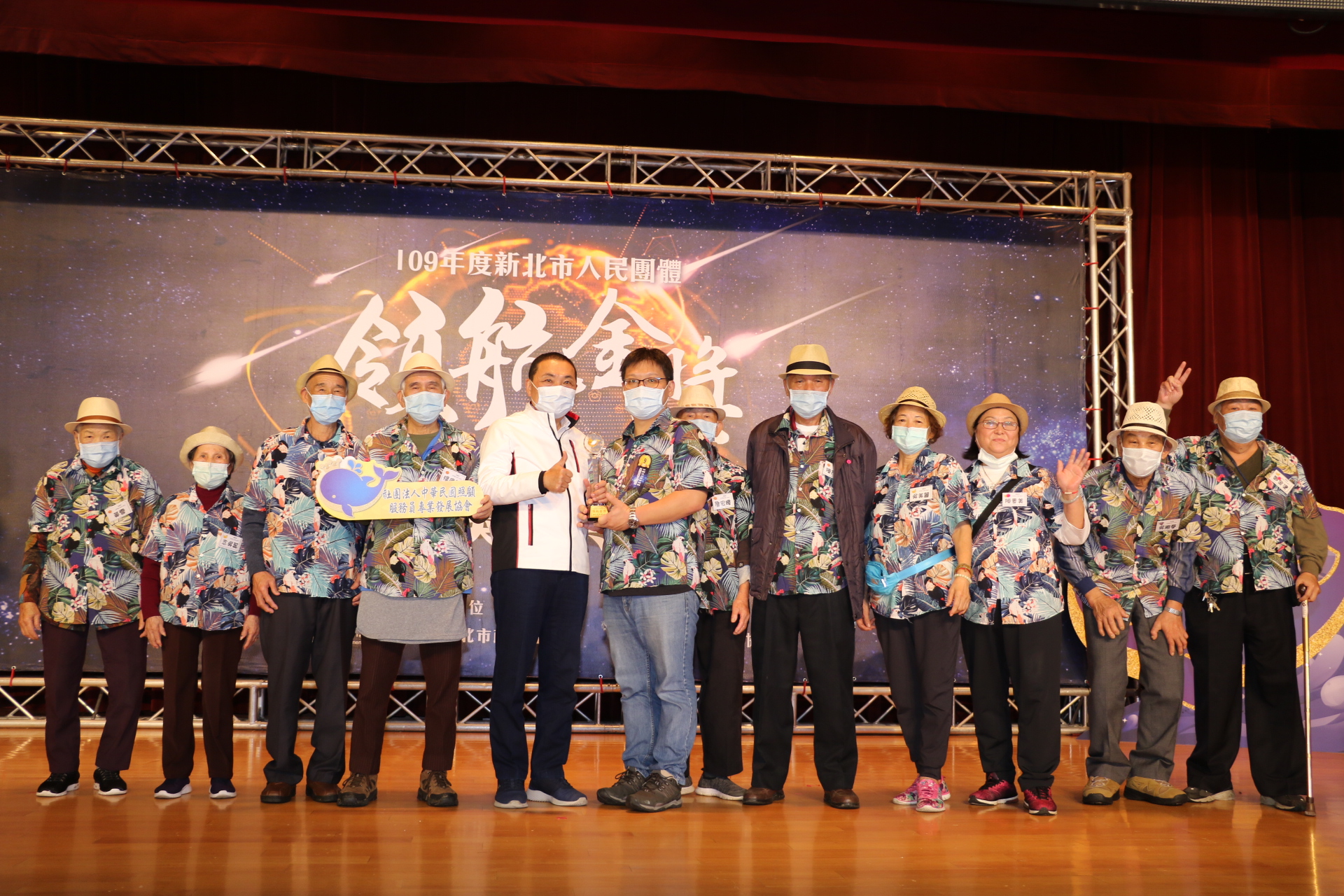 中華民國照顧服務員專業發展協會在貢寮公共托老中心帶領長輩泡咖啡  獲得侯友宜頒發金獎