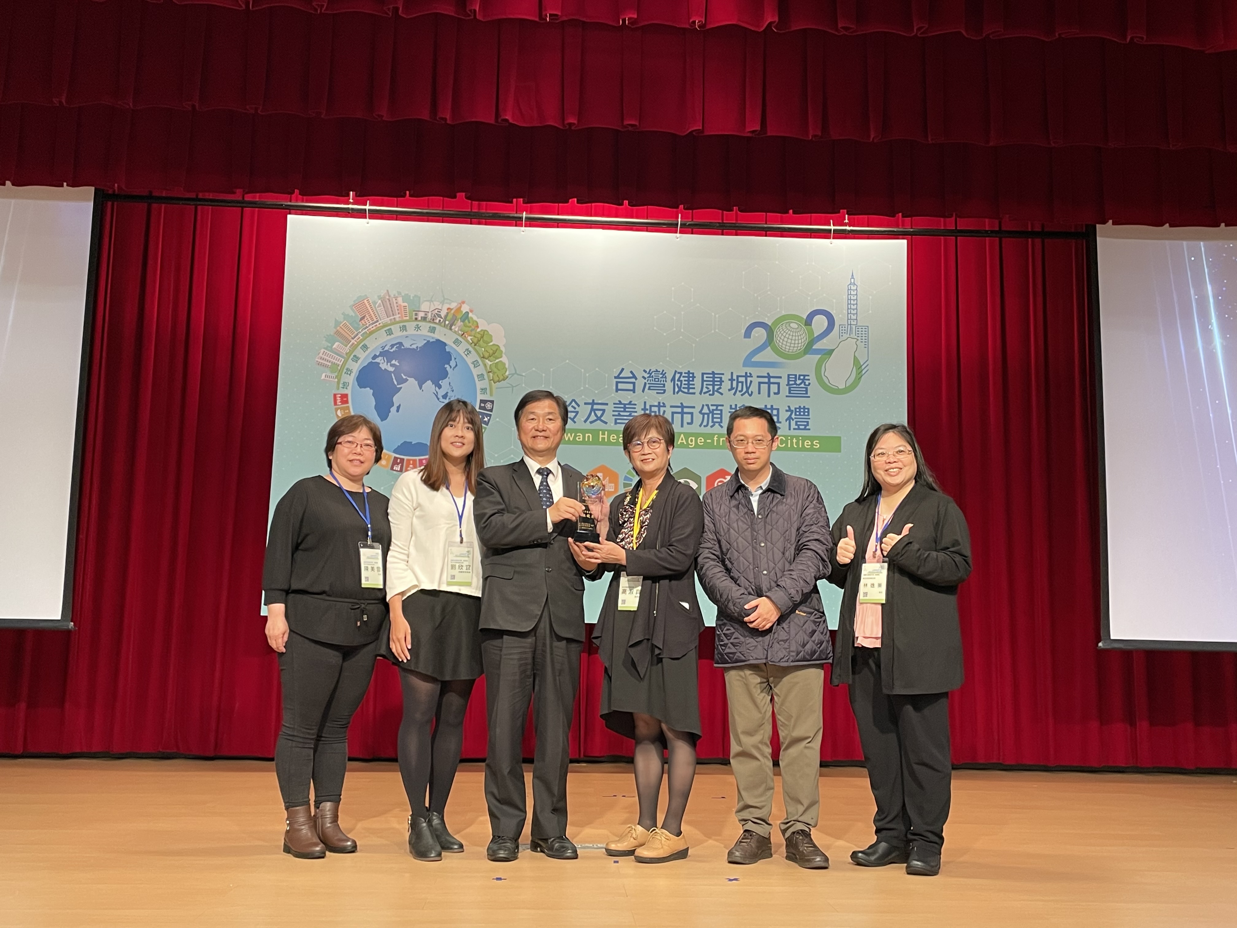 衛生局高齡及長期照顧科獲高齡友善城市-無礙獎，由本局高淑真副局長帶隊前往領獎
