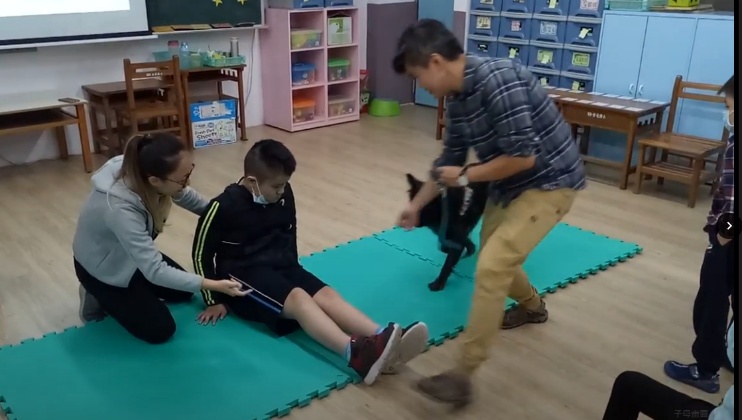 與同學玩起障礙跳遊戲(影片截圖)