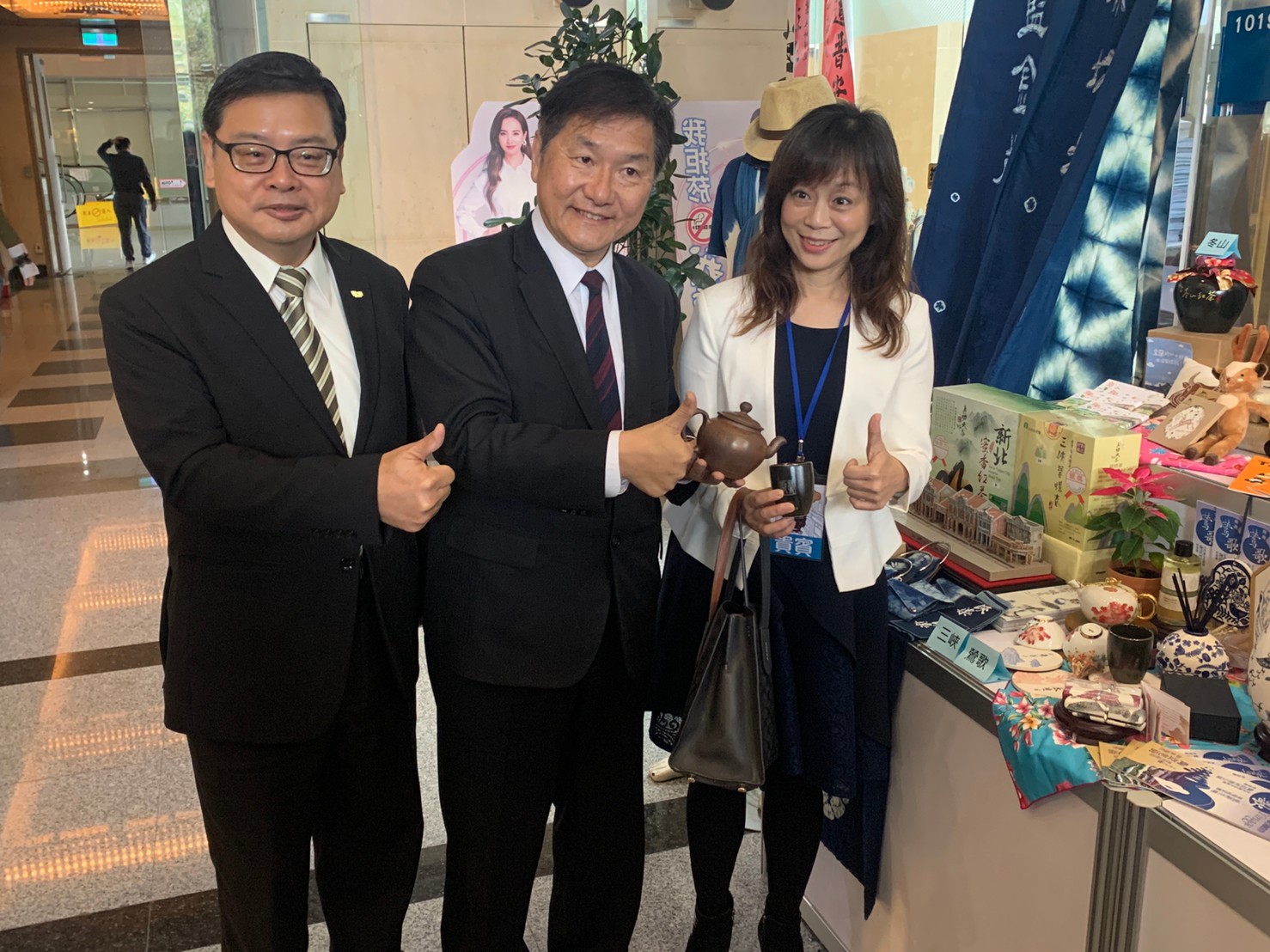 鶯歌區長施明慧與現場貴賓介紹鶯歌特色小物
