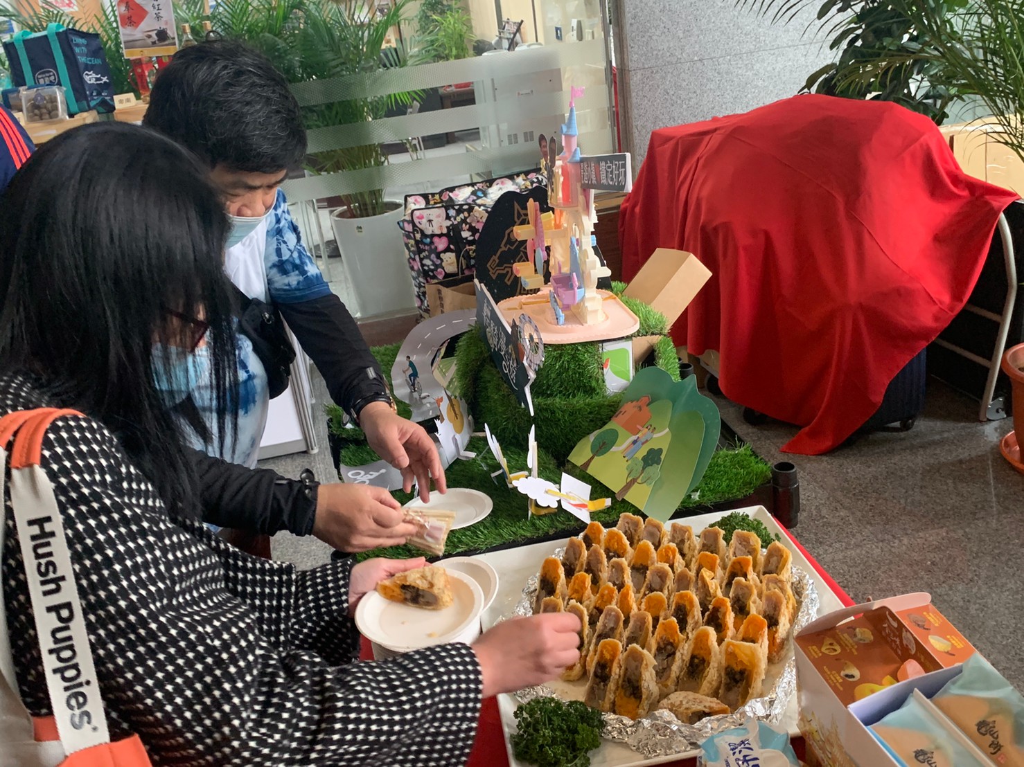 現場貴賓試吃鶯歌在地手作美食招牌點心
