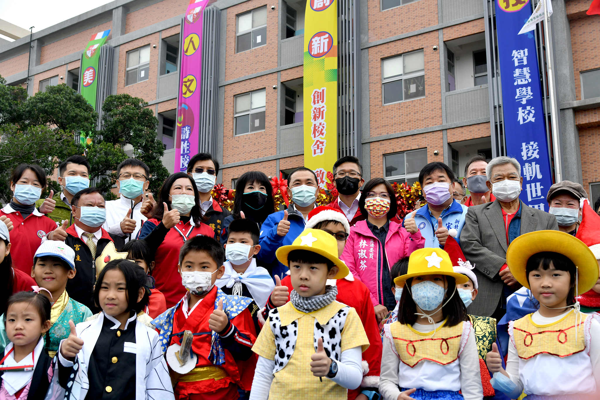 以「科技、創新、人文、美學」為主軸的14公尺彩帶自樓頂由天而降，更寮國小正式啟用新建教學大樓及多功能活動中心。