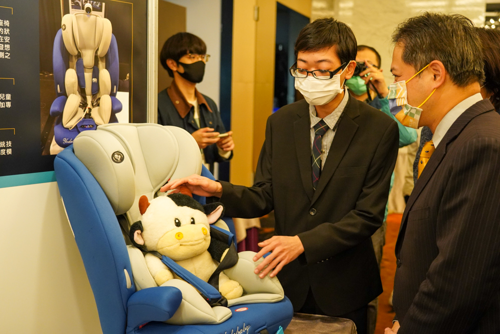 吳明機副市長於2020新北市發明展體驗業者的創新創意產品