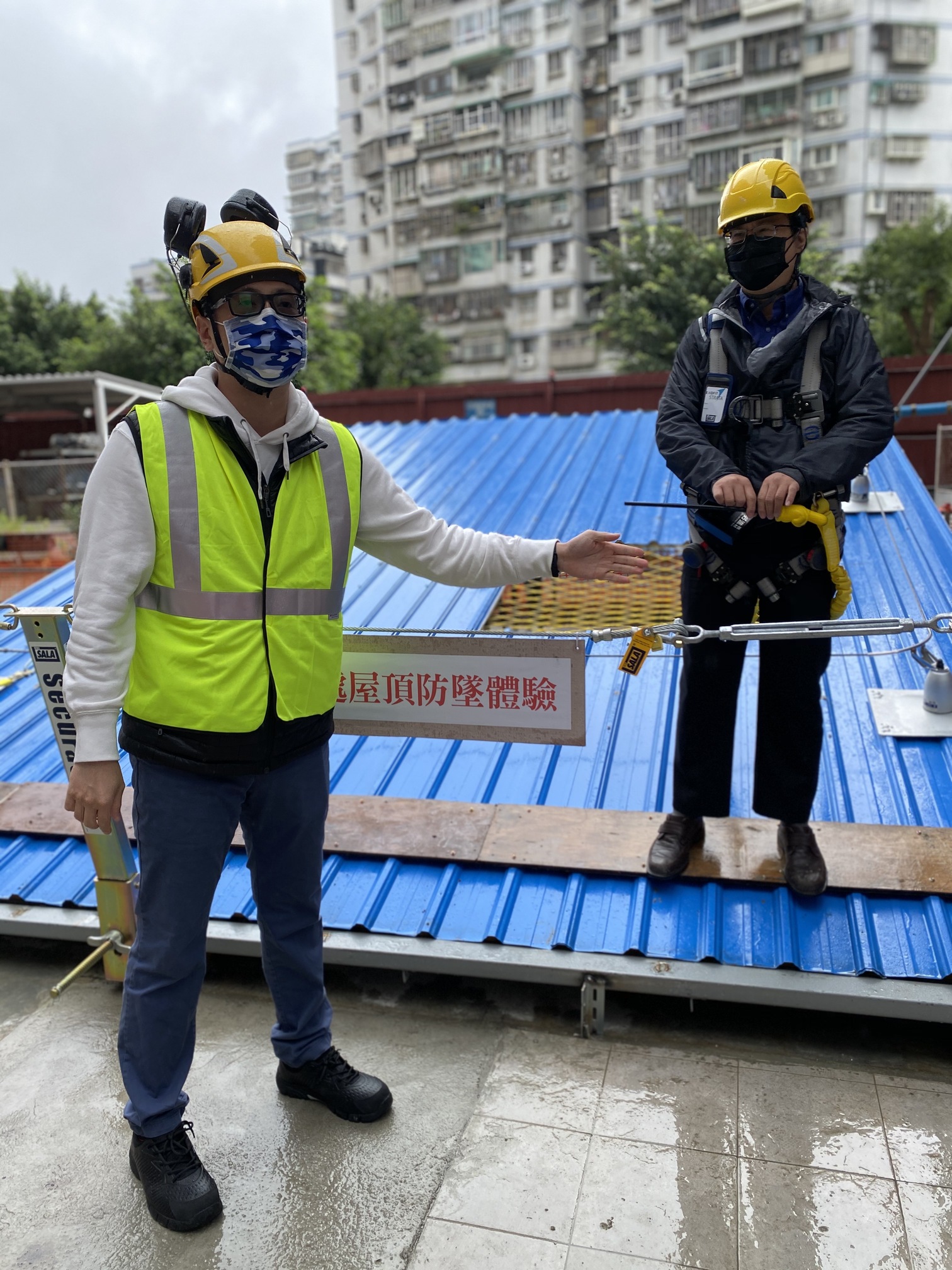 記者會後進行業者工地觀摩，圖為解說屋頂防墜措施