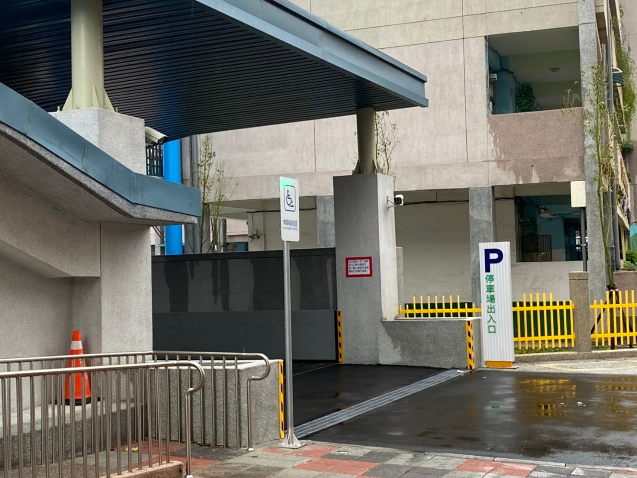 民安國小地下停車場出入口