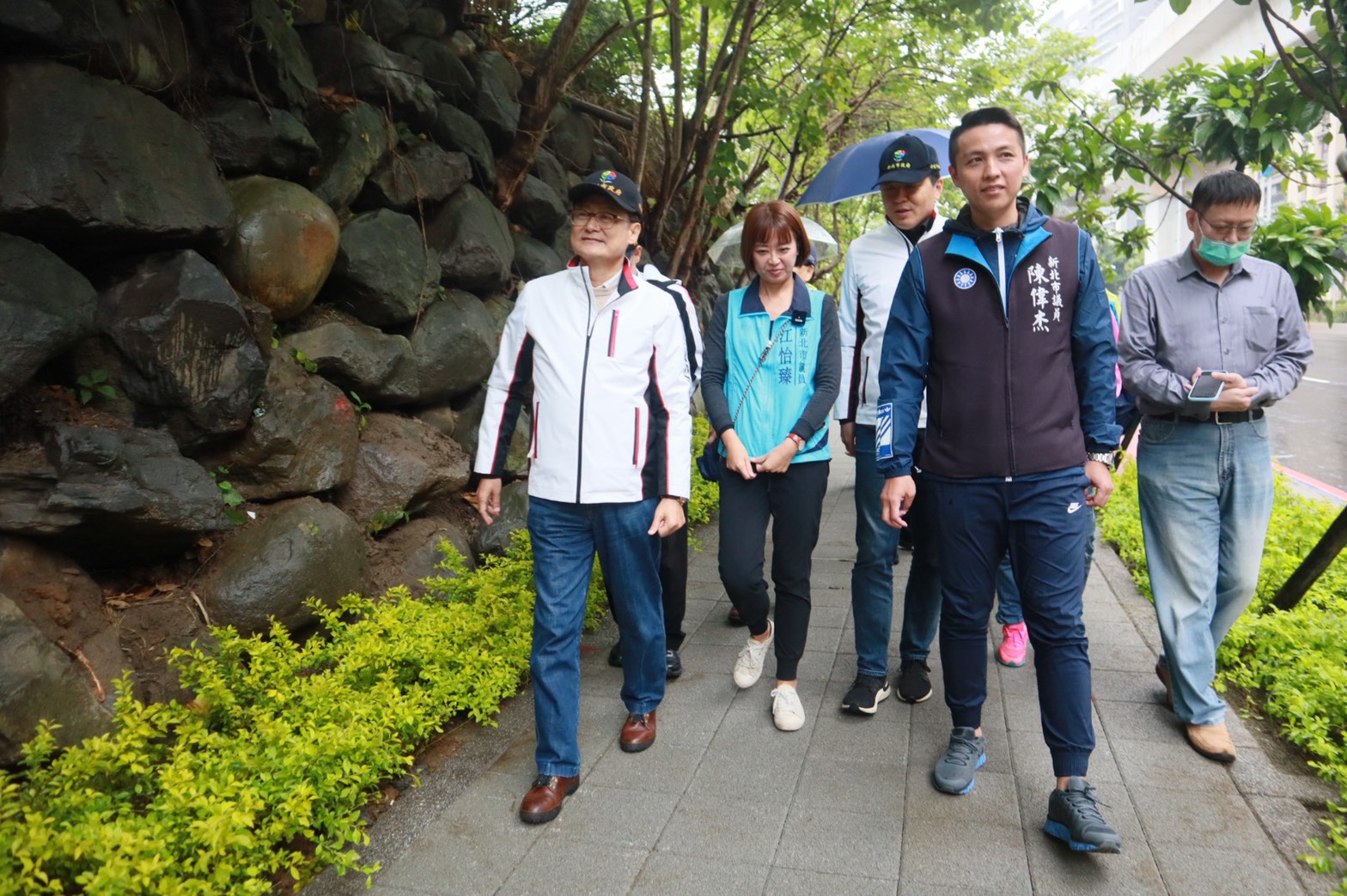 新北市副市長陳純敬視察淡海輕軌人行道五標工程。