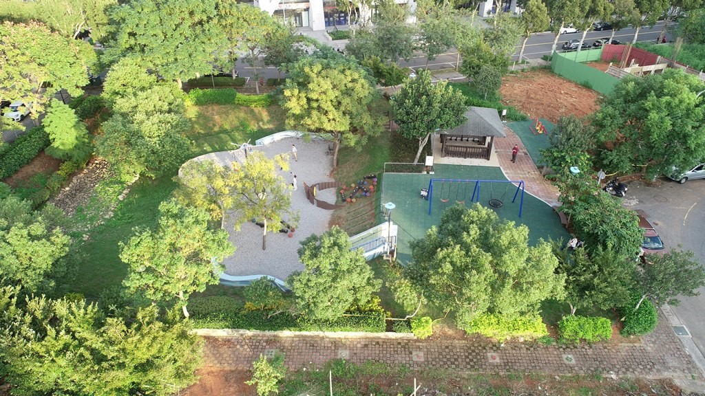 立功公園為滯洪池公園，以海洋主題為發想，配合地形設置溜滑梯