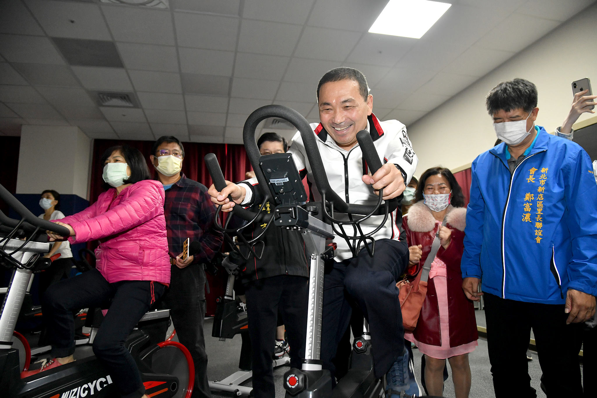 侯市長體驗結合沉浸投影的飛輪訓練，配搭心率穿戴裝置設備，增進互動體驗。