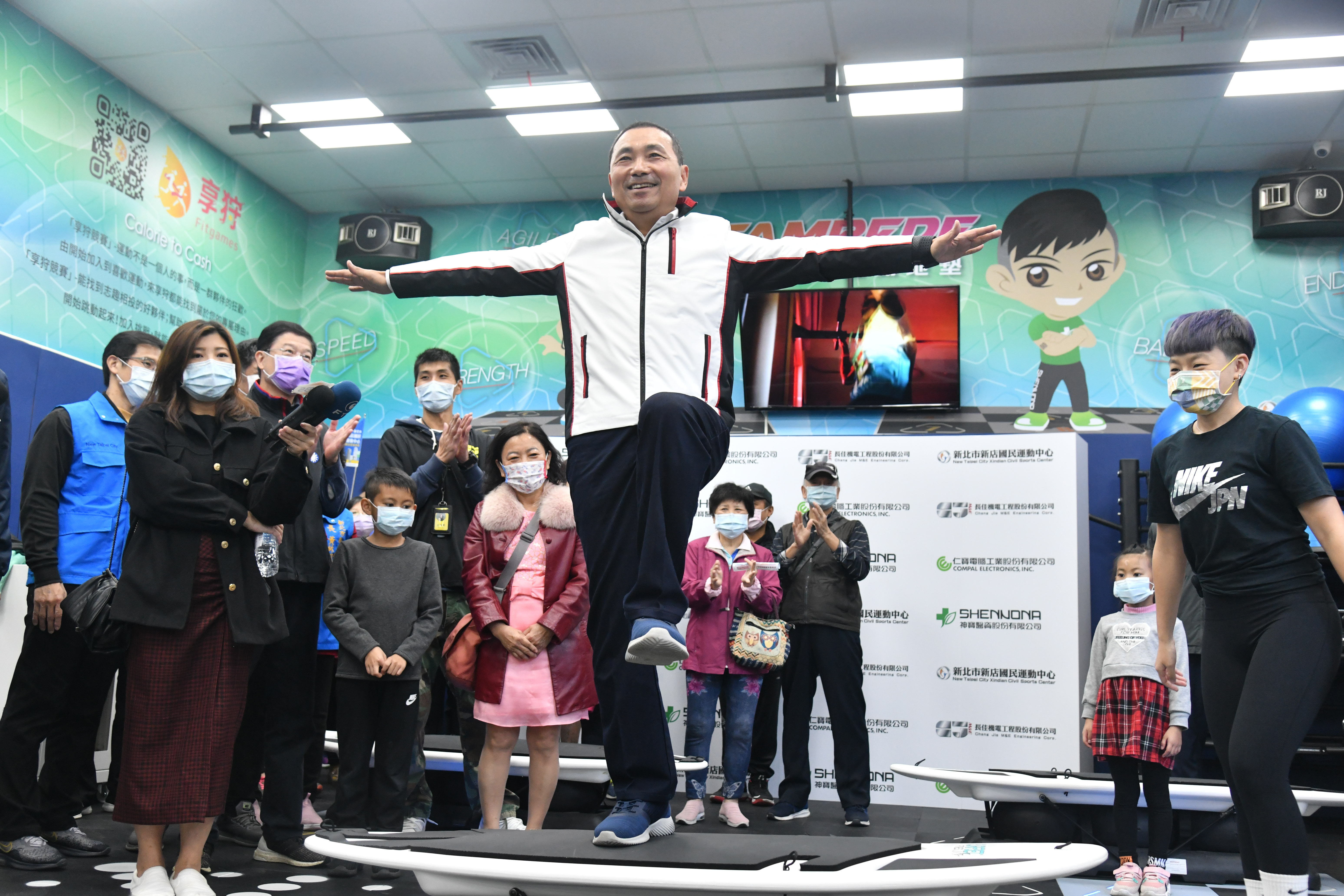 市長嘗試智能地墊結合室內衝浪板設備進行核心訓練。