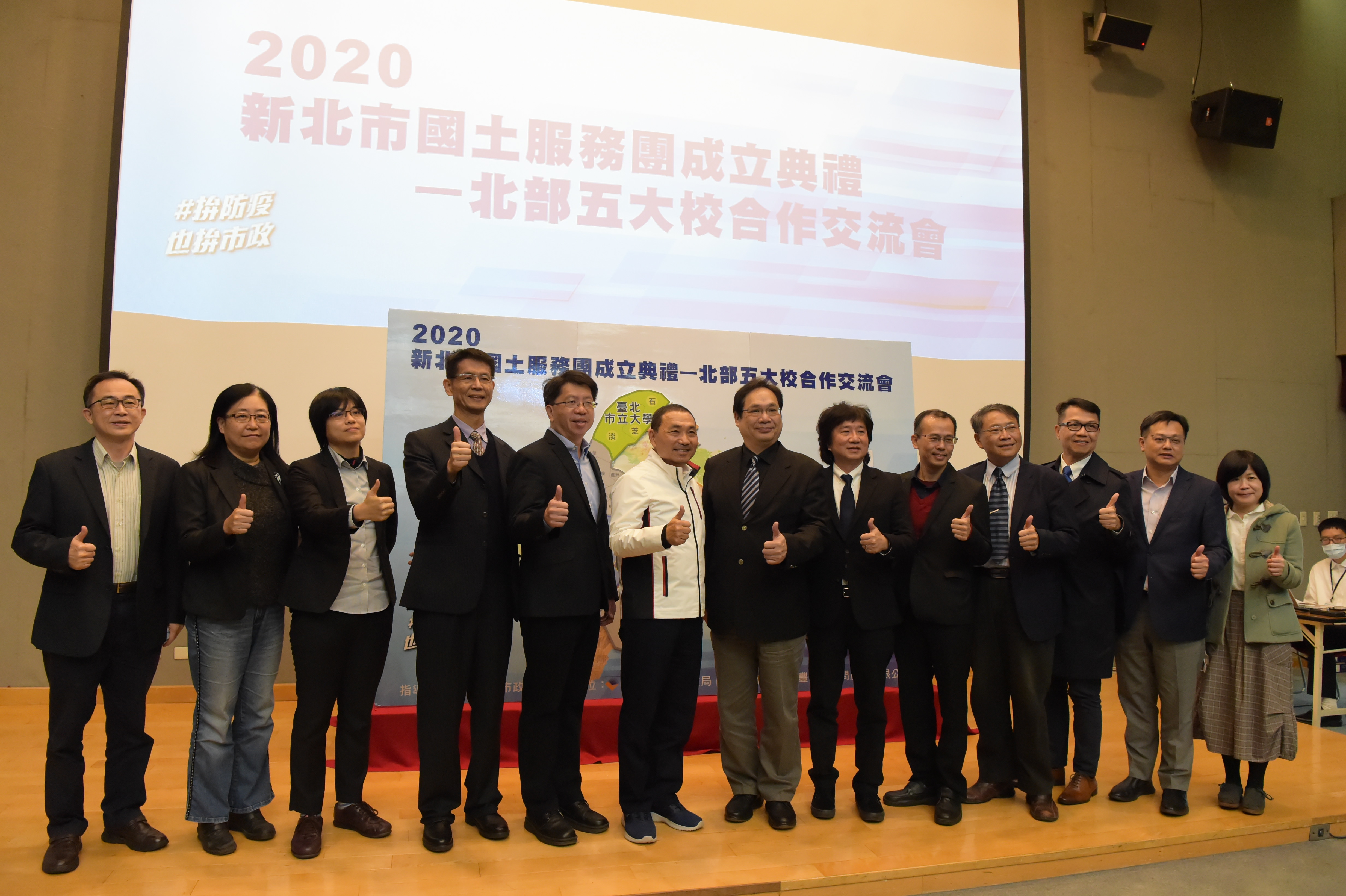 市長與各校老師合照