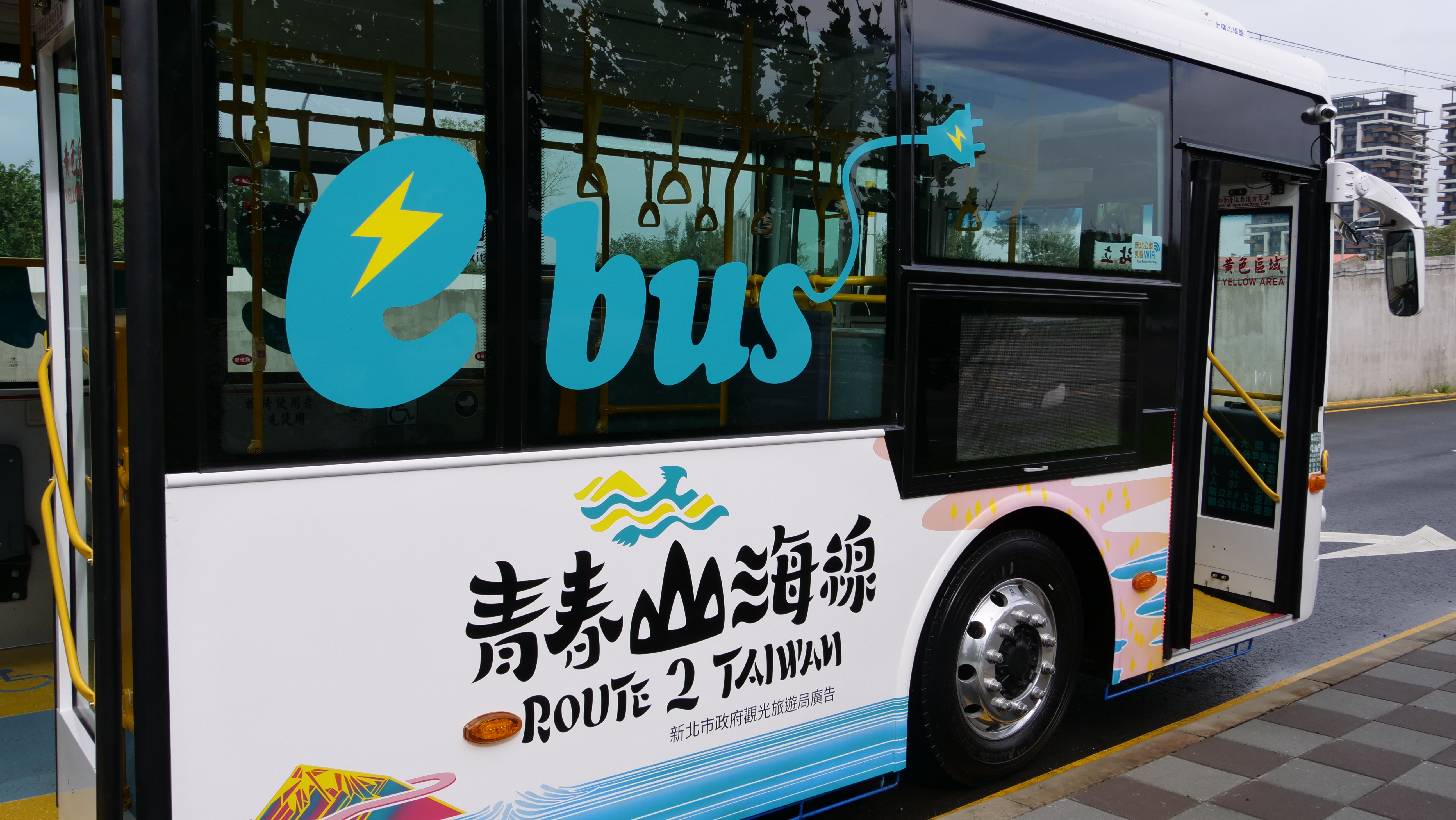 今年年底前，淡水客運860、紅26 共20輛電動公車將上路，加入青春山海線的綠能運輸行列