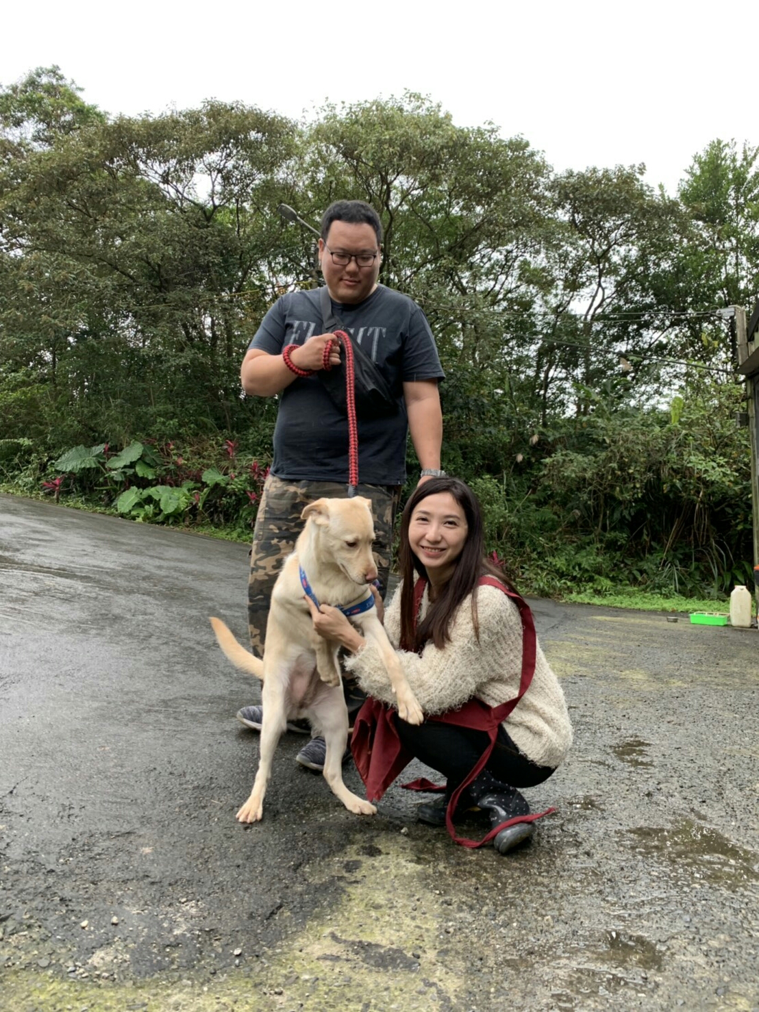 圖六、志工Victoria與毛寶貝及其認養人合影。