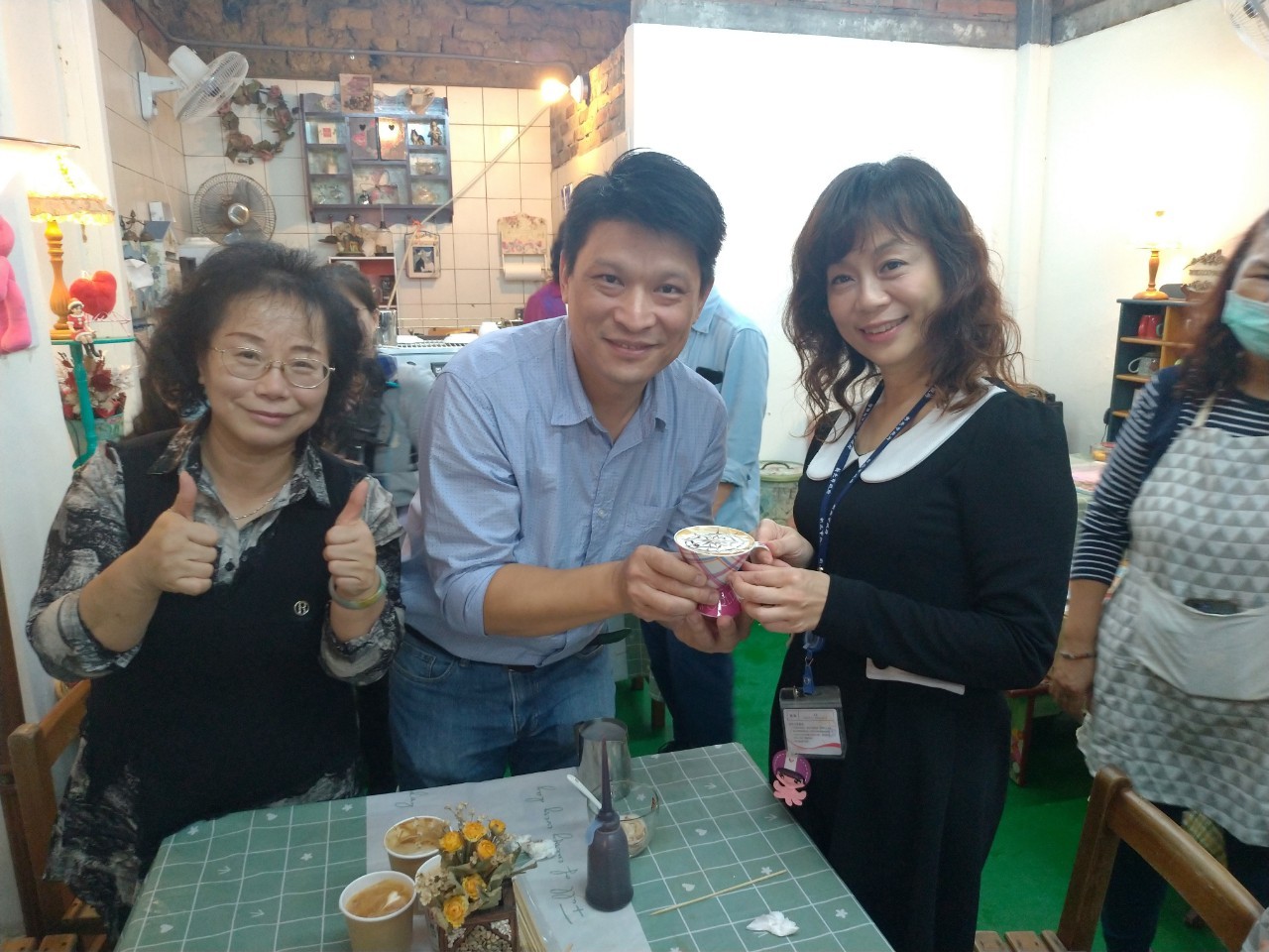 區長施明慧與咖啡老師及理事長李素貞合影