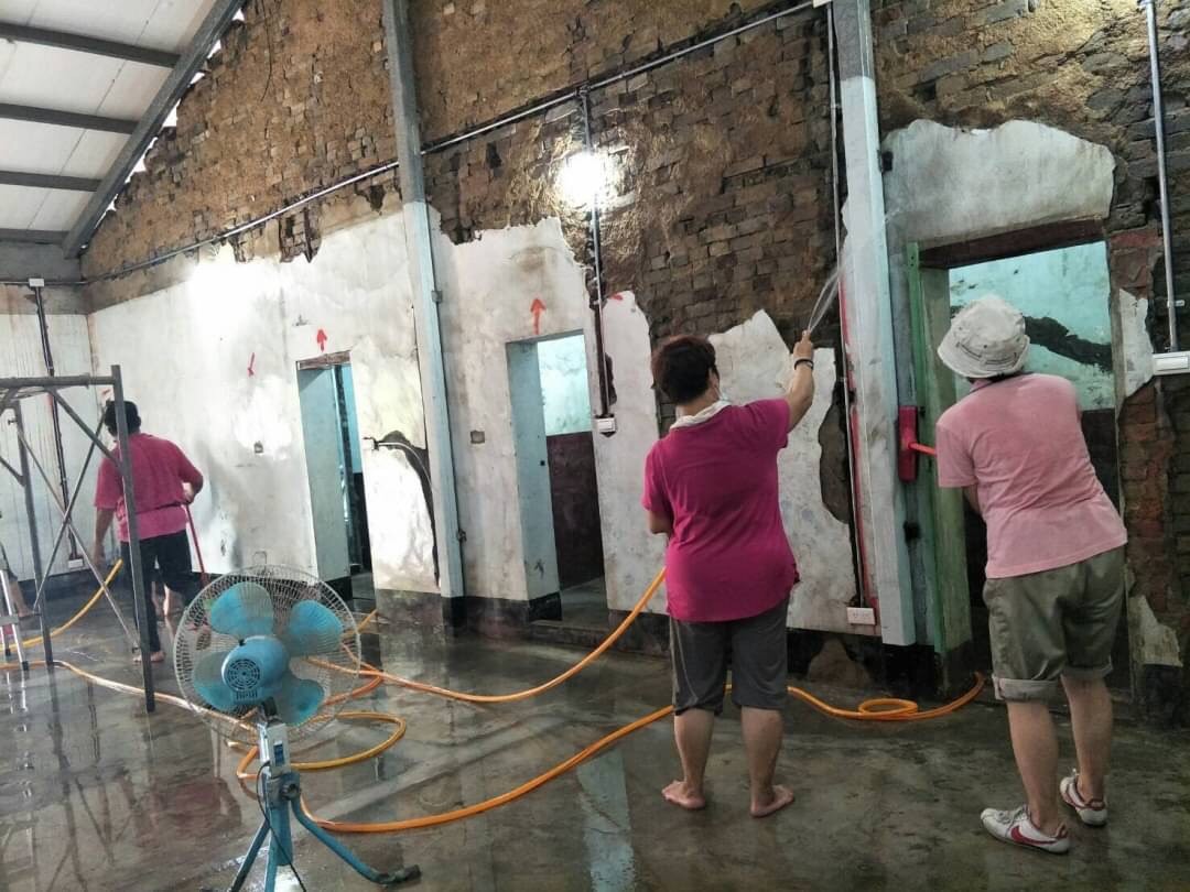 斑駁的牆面展現過去與現代交錯的時空氛圍
