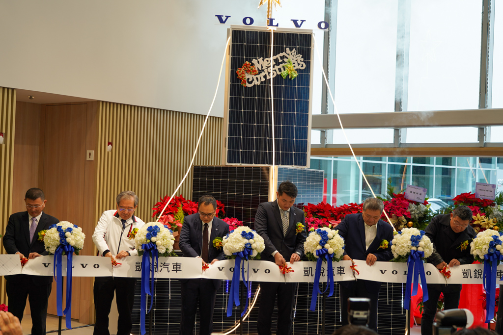 VOLVO凱銳汽車新莊旗艦店開幕典禮剪綵儀式(左2起：新北市政府秘書長林祐賢、凱銳汽車林傳凱董事長、國際富豪汽車陳立哲總裁)