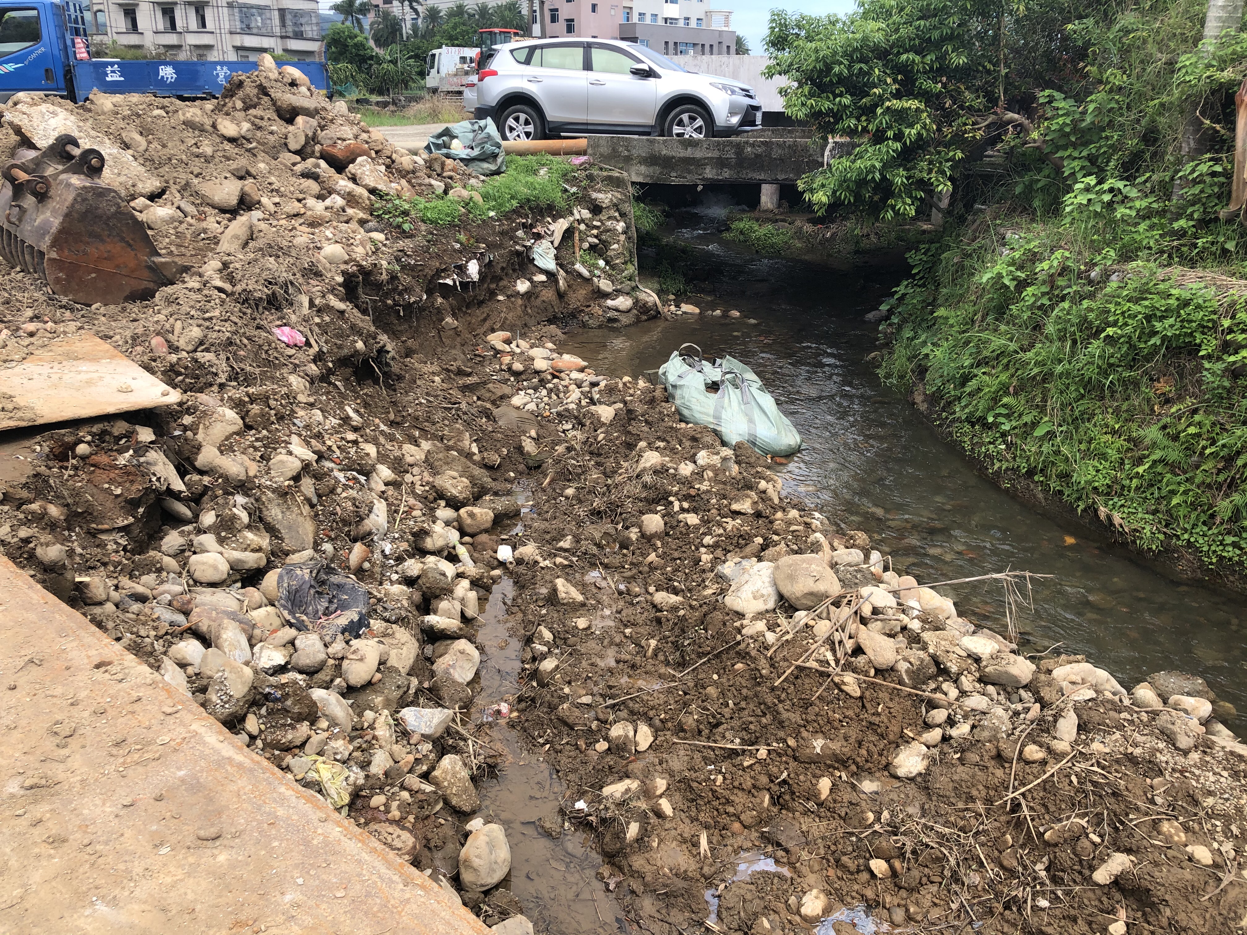 金山區五湖里居民反映南勢溪福德堂旁護岸基腳掏空且老舊破損