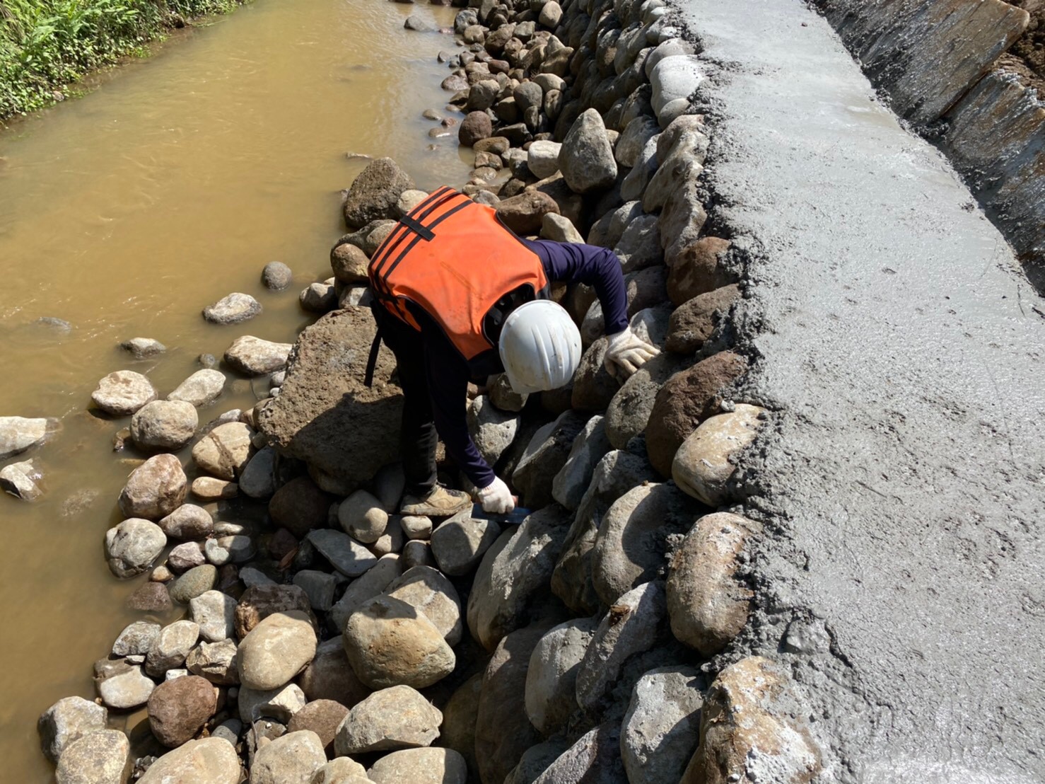 水利局於109年8月即進行規劃本市轄金山區市管區域排水南勢溪舊有護岸更