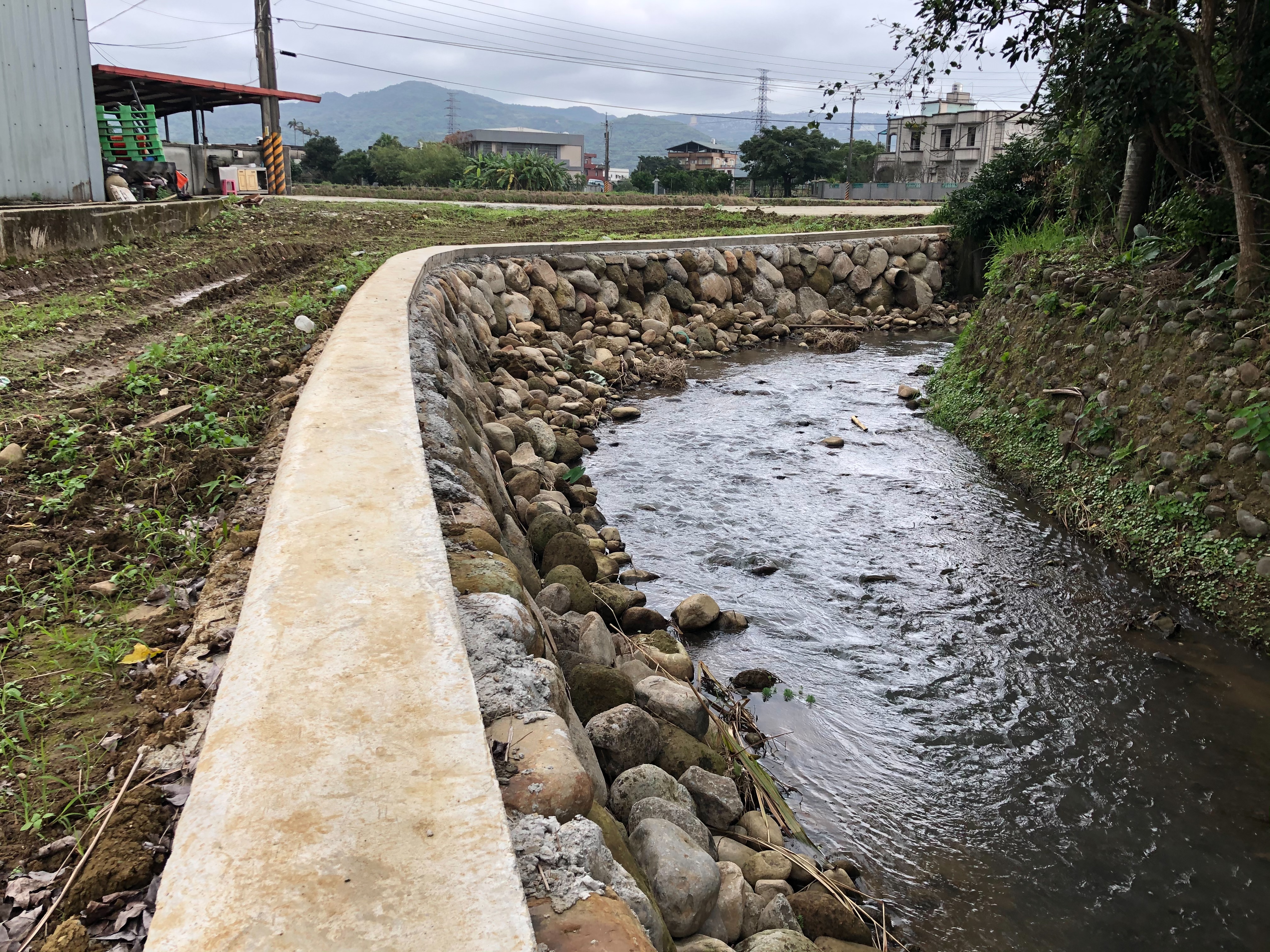 工程以接近自然生態工法因地制宜運用堆積溪谷中現有資源-石塊，作為生態砌石護岸材料