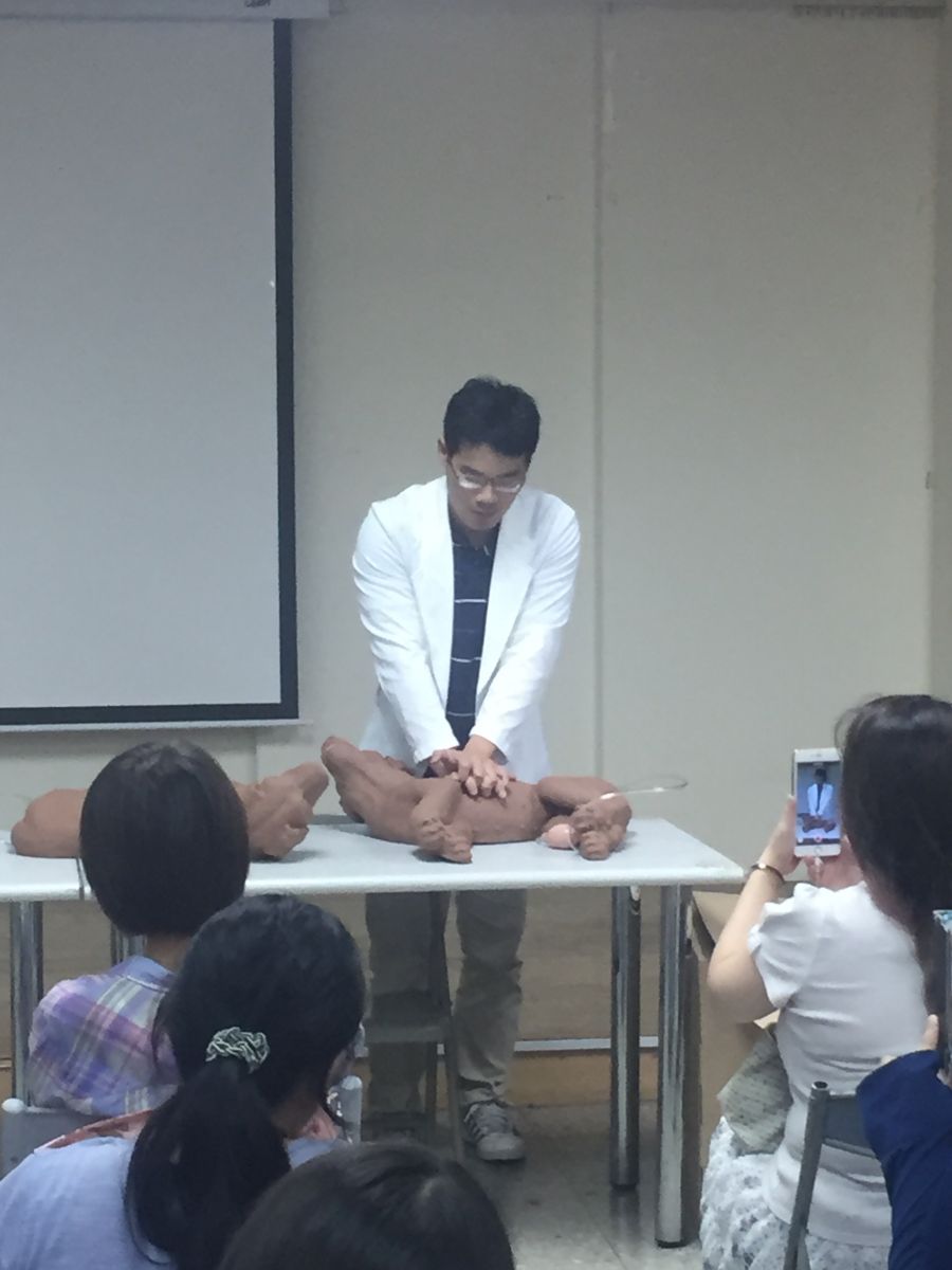 獸醫師謝侑達以假狗「安娜」作示範
