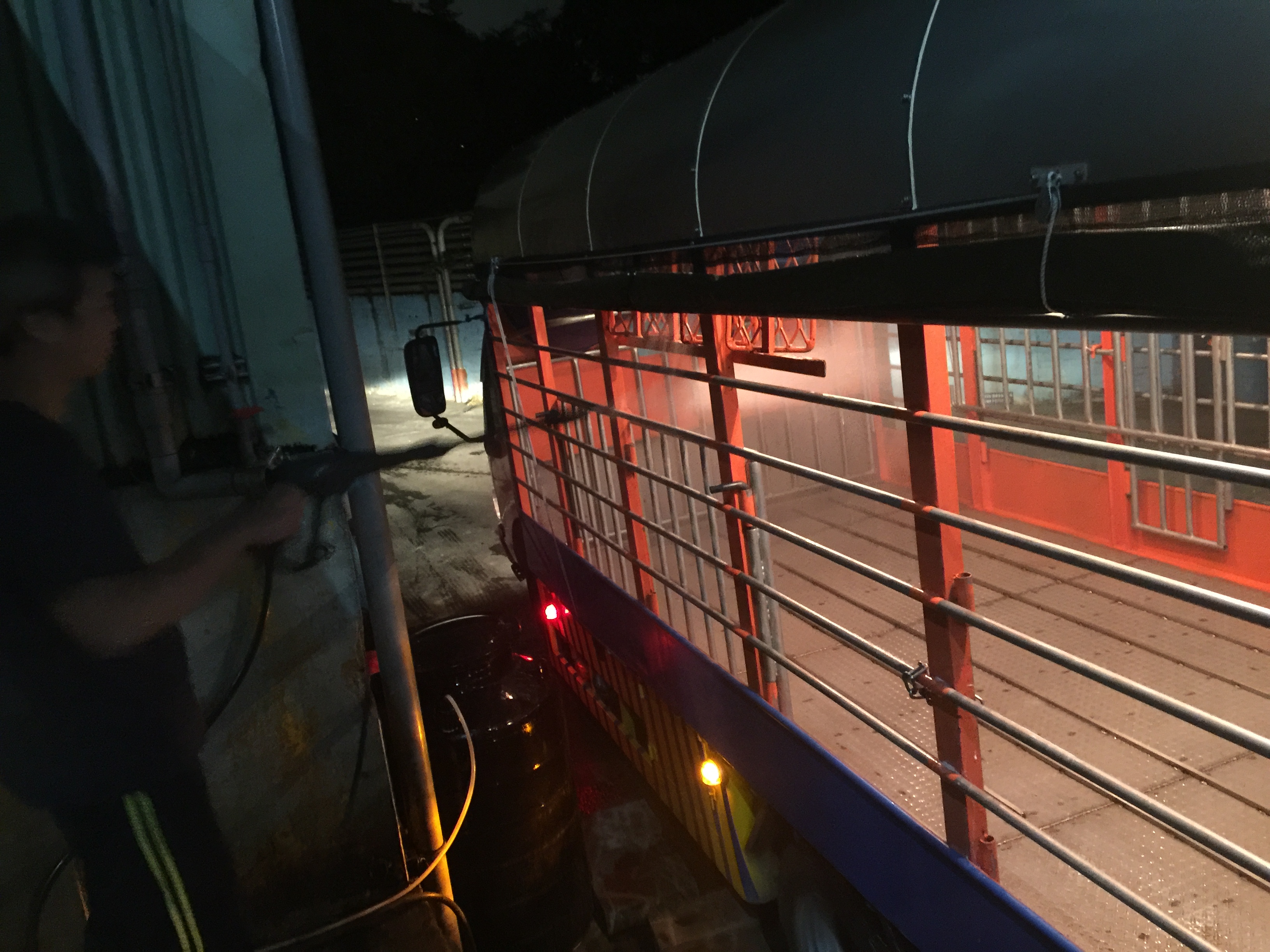 夜間動物運輸車輛，司機自主消毒載運平台