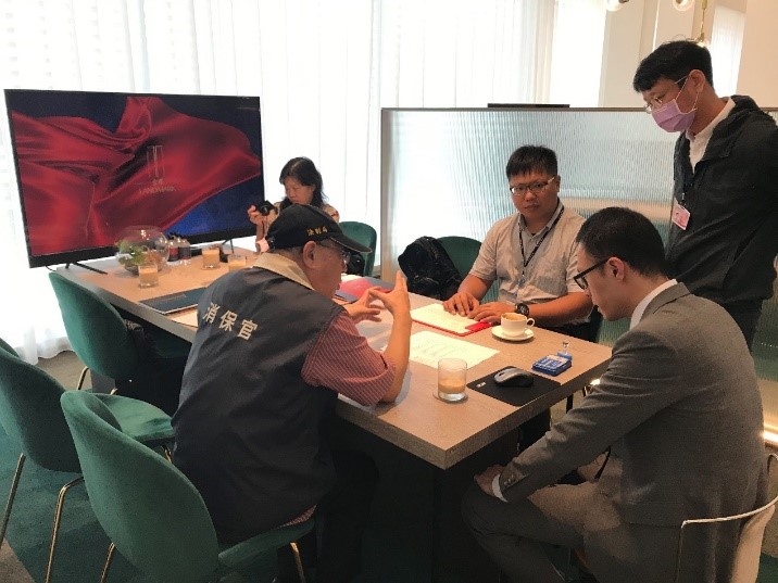 消保官向業者說明