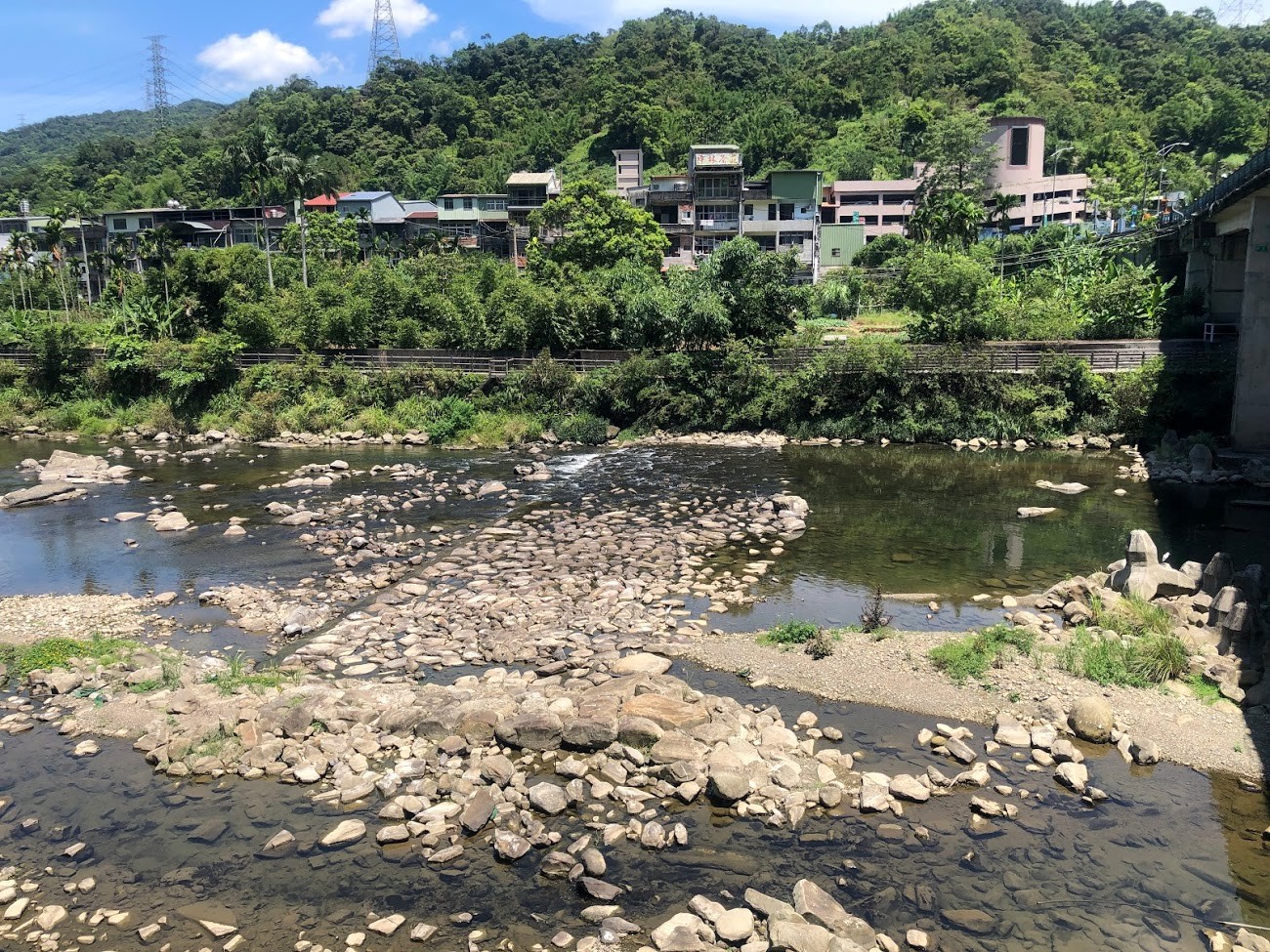 施工前，河道平坦水域營造效果不佳