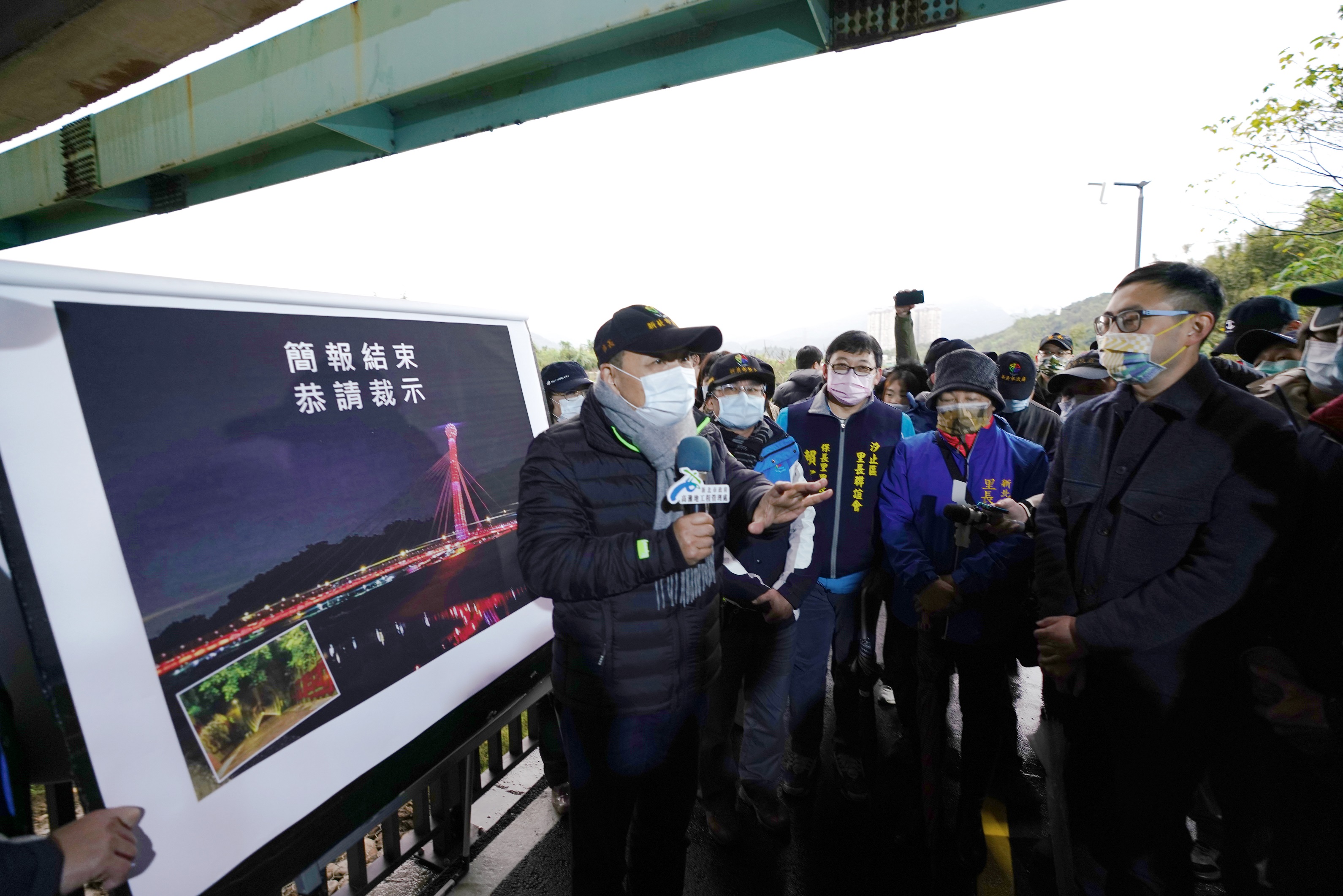 在自行車道下方設置3處生態通道，以利於小動物們於陸地及水岸間穿梭，並將沿線照明燈具加裝遮光罩，限縮光線照射範圍，以最低照明需求配置燈具數量，降低夜間對周邊生物之影響