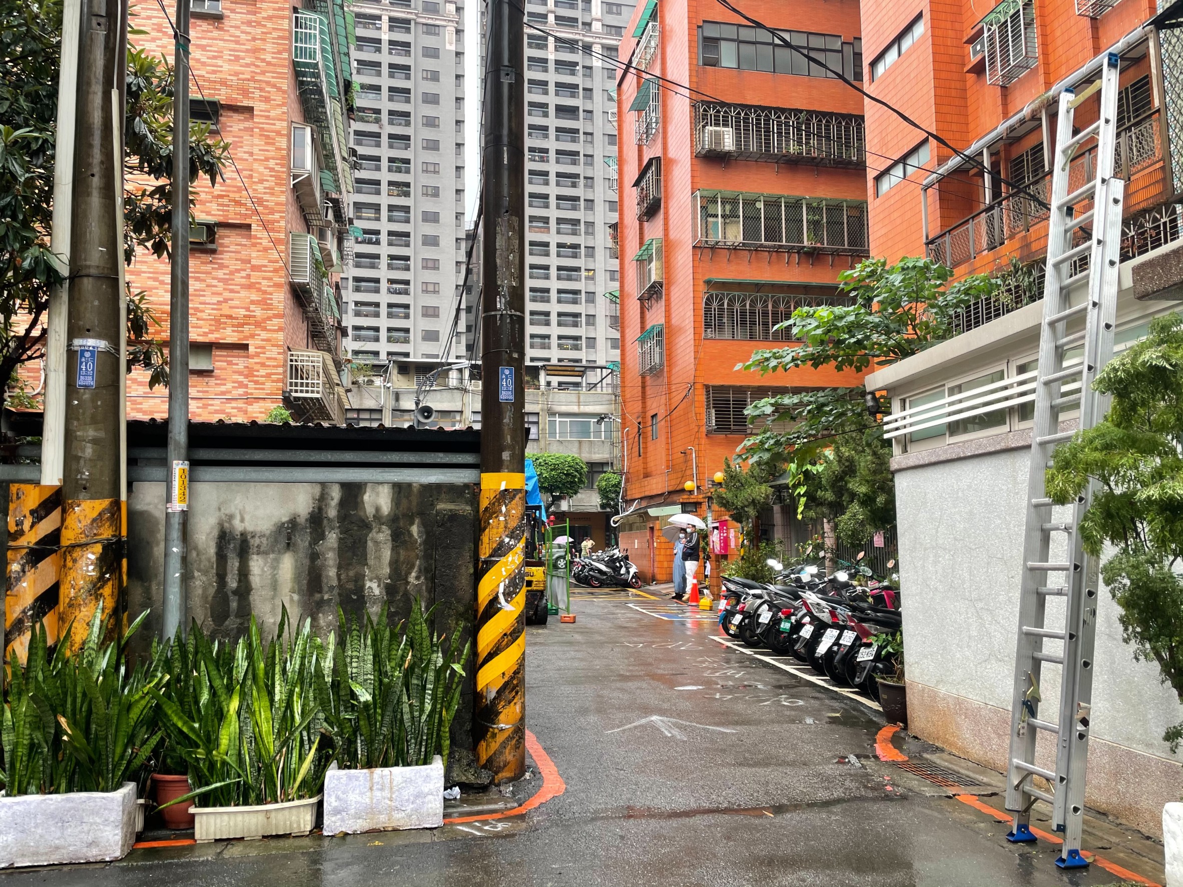 永和區仁愛路52巷瓶頸打通前，巷弄內原有一處路中屋，造成道路路幅狹窄。