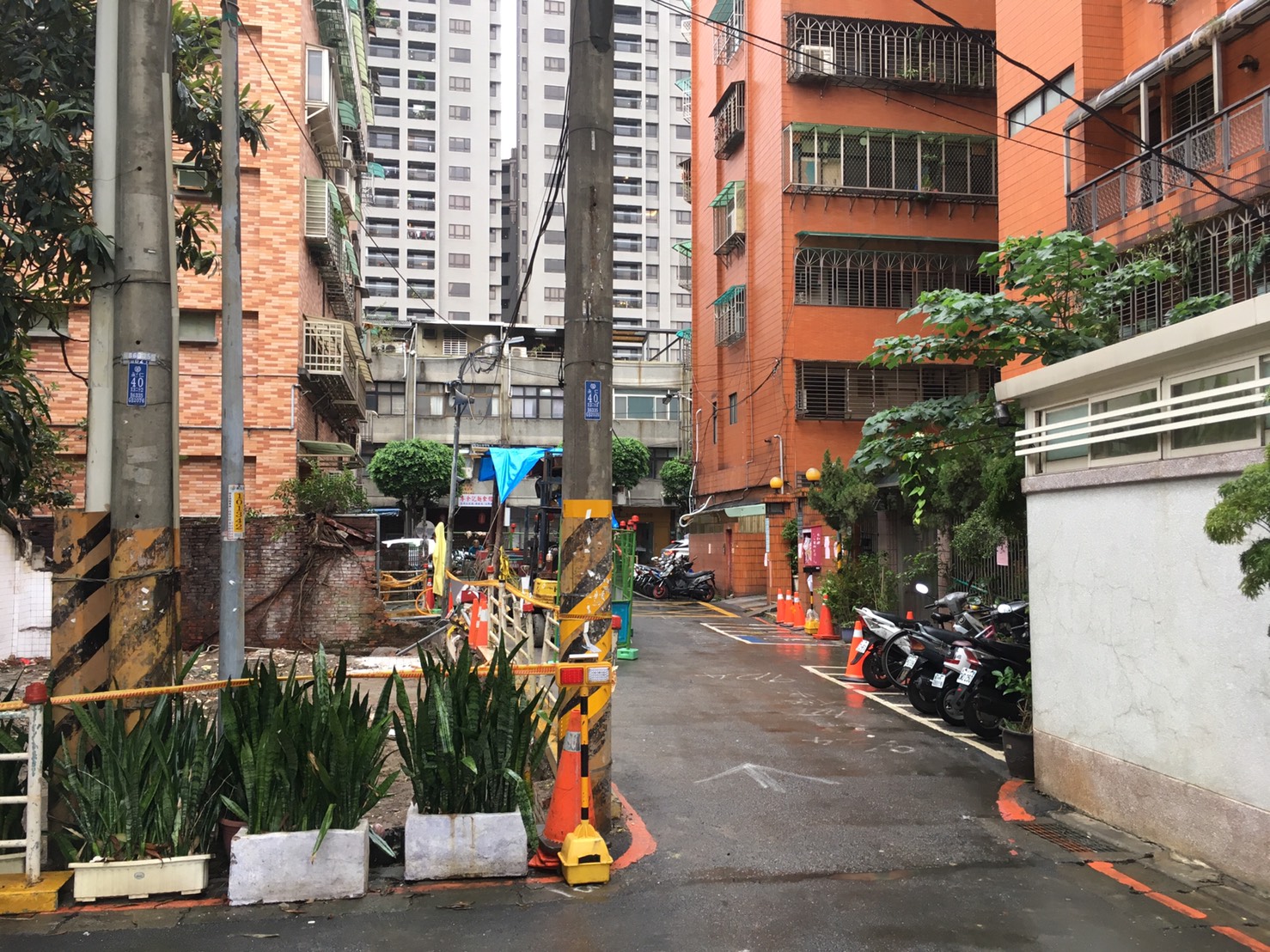 永和區仁愛路52巷瓶頸打通後，還給當地居民友善的通行道路。