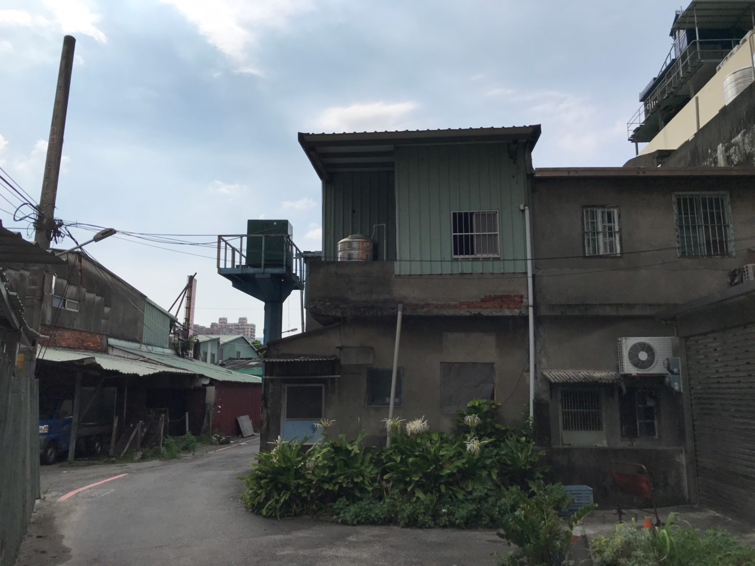 樹林區樹新路50巷瓶頸打通前照片。