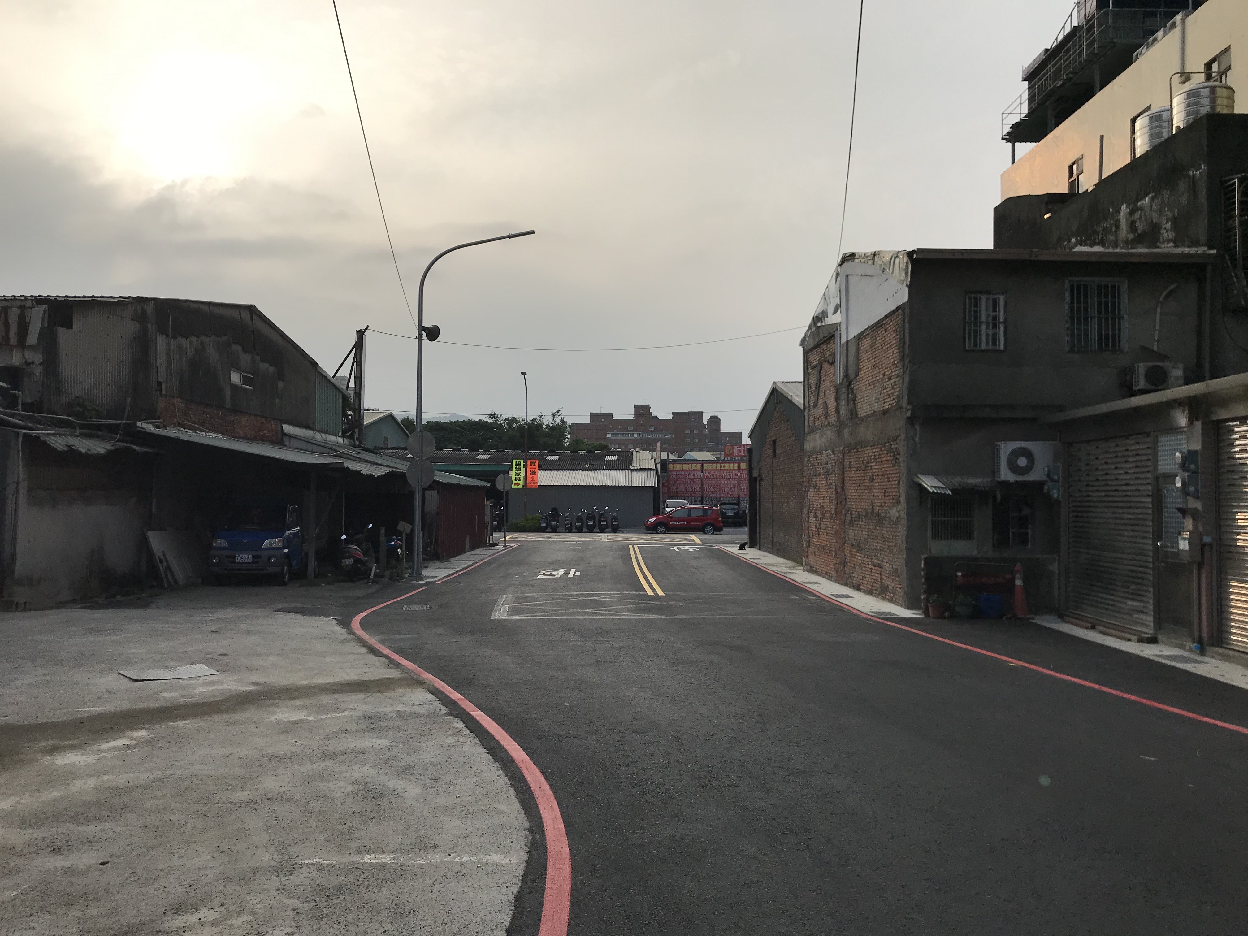 樹林區樹新路50巷瓶頸打通前後照片。