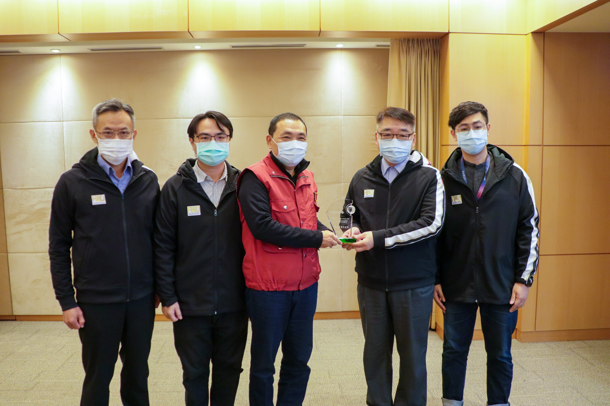 「iRoad新北市智慧道路管理中心」參加內政部營建署舉辦的「公共設施管線資料庫管理供應系統」績效考評，六連霸贏得109年直轄市組特優的佳績，由養工處長馮兆麟(右二)獻獎給市府。