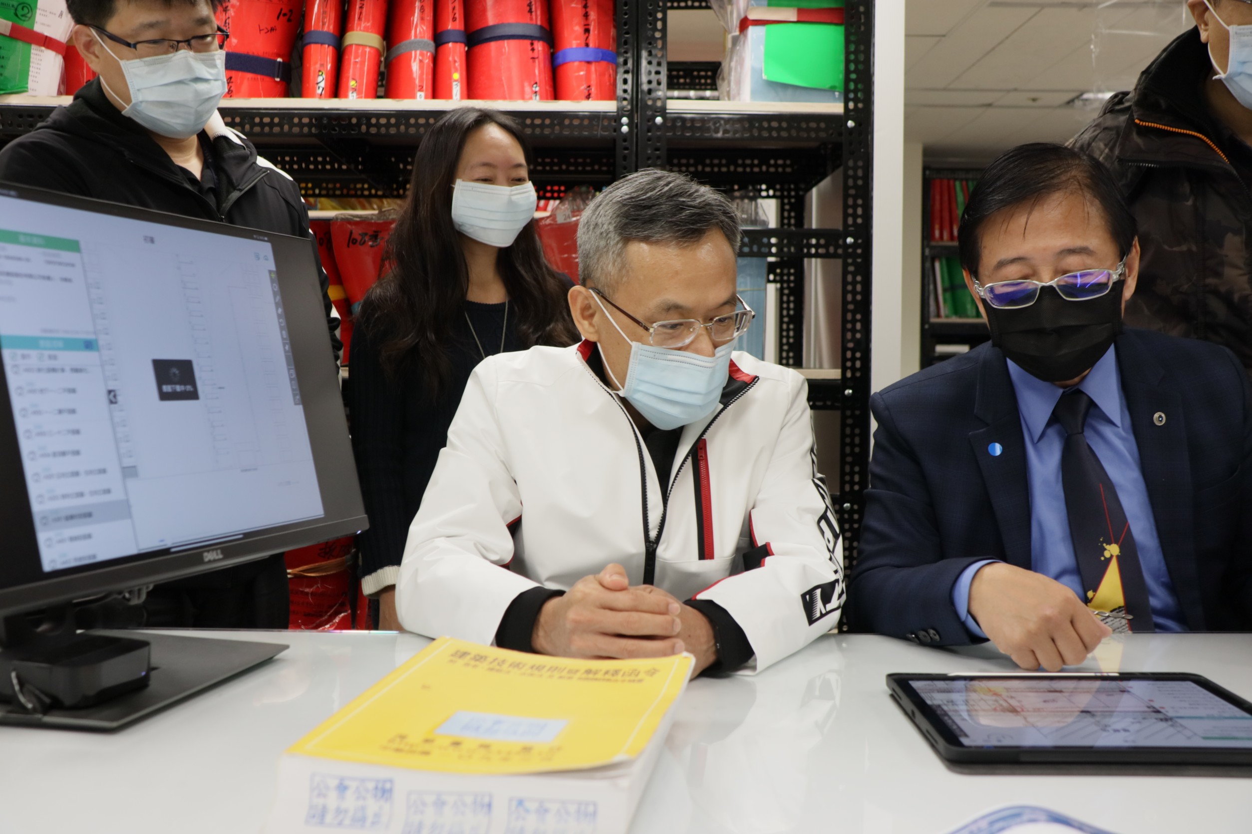 工務局長詹榮鋒（左）和新北市建築師公會理事長洪迪光共同研議如何落實建使照無紙化政策